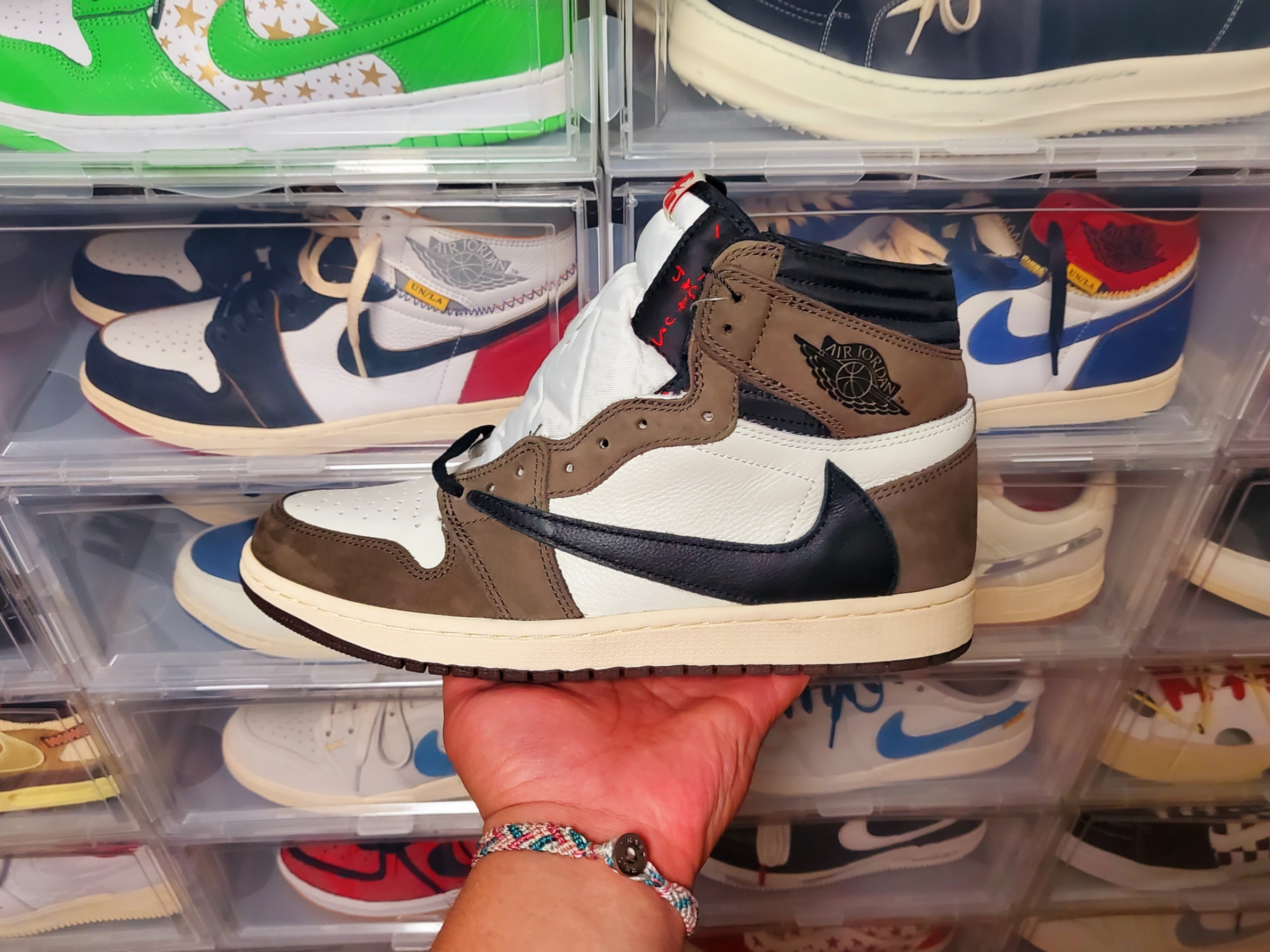Jordan 1 x Travis Scott Retro High OG SP Mocha 착용 스타일 - 2