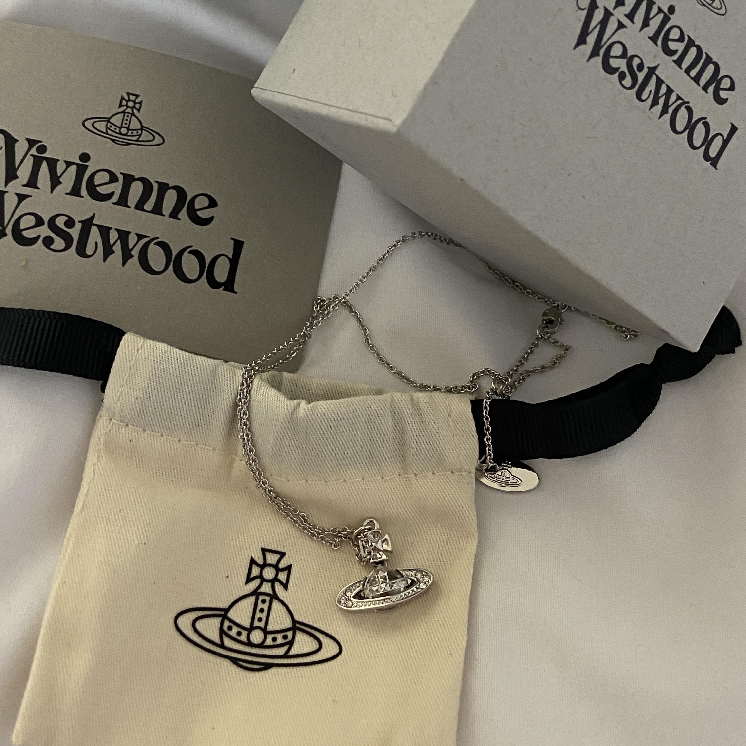 Vivienne Westwood Pina Small Bas Relief Pendant Silver 착용 스타일