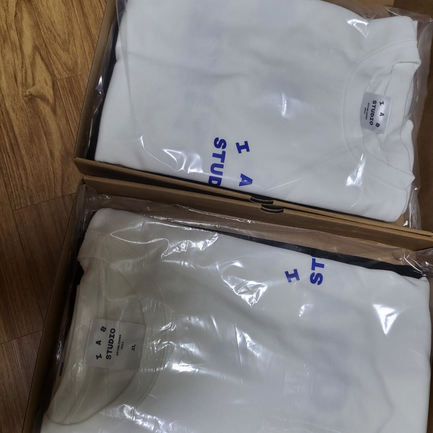IAB Studio 10th Anniversary T-Shirts Pack White & Black (2 Pack) 착용 스타일