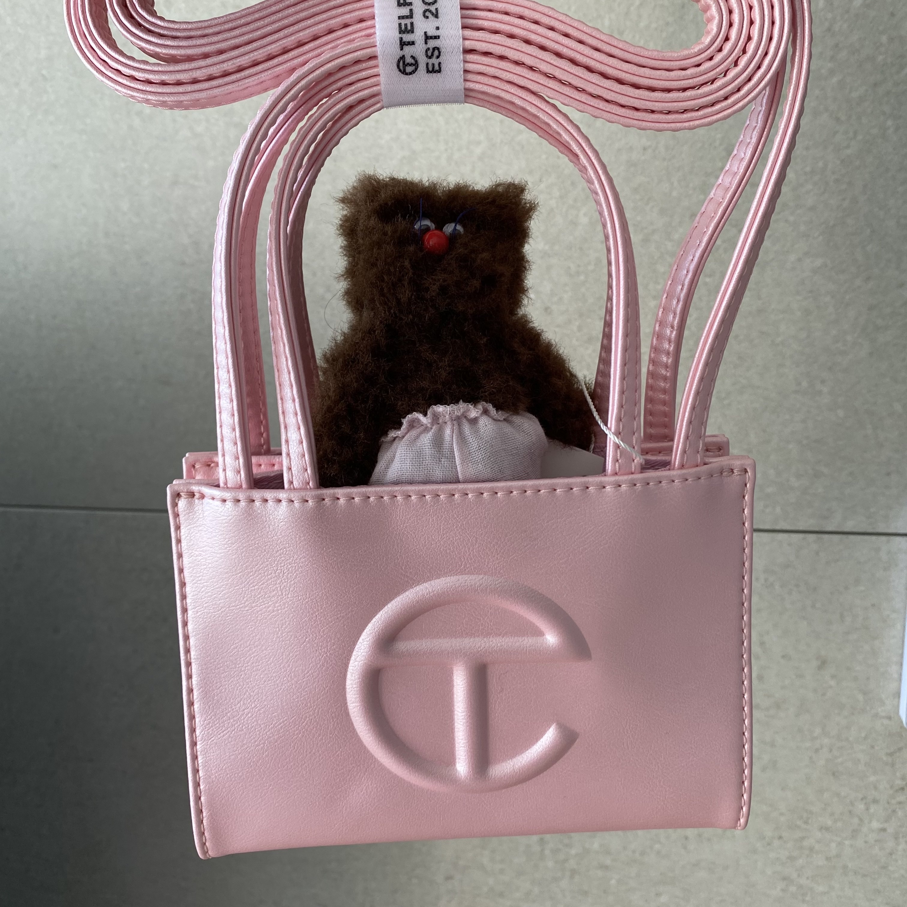 Monamhee Bred Keyring with Pink Pants Brown, Telfar Small Shopping Bag Ballerina 착용 스타일