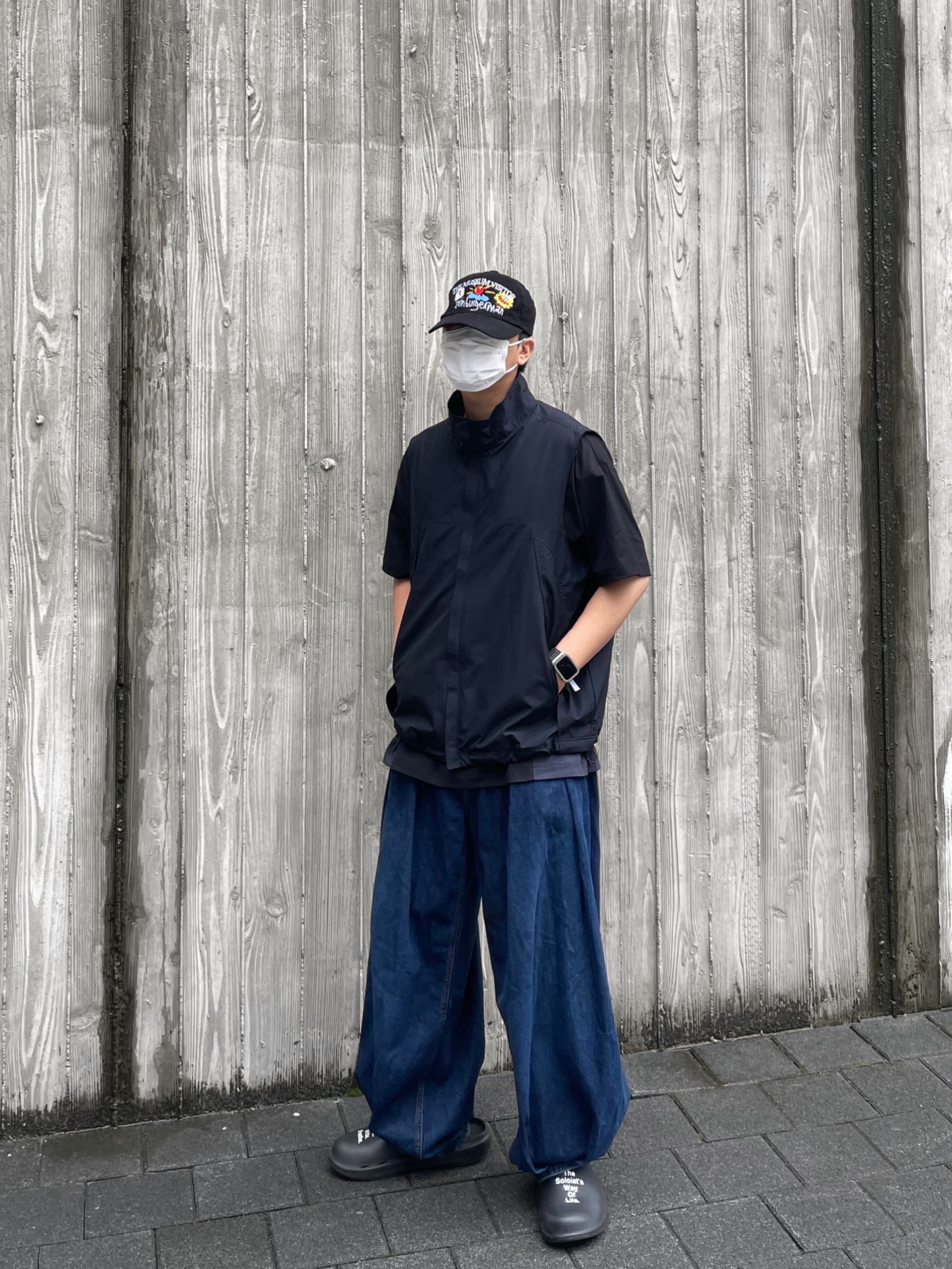 Zara x Ader Error Wide Leg Jeans Blue, Oofos x Takahiromiyashita The Soloist The Soloist's Way Of Life Clog Black White 착용 스타일 - 2