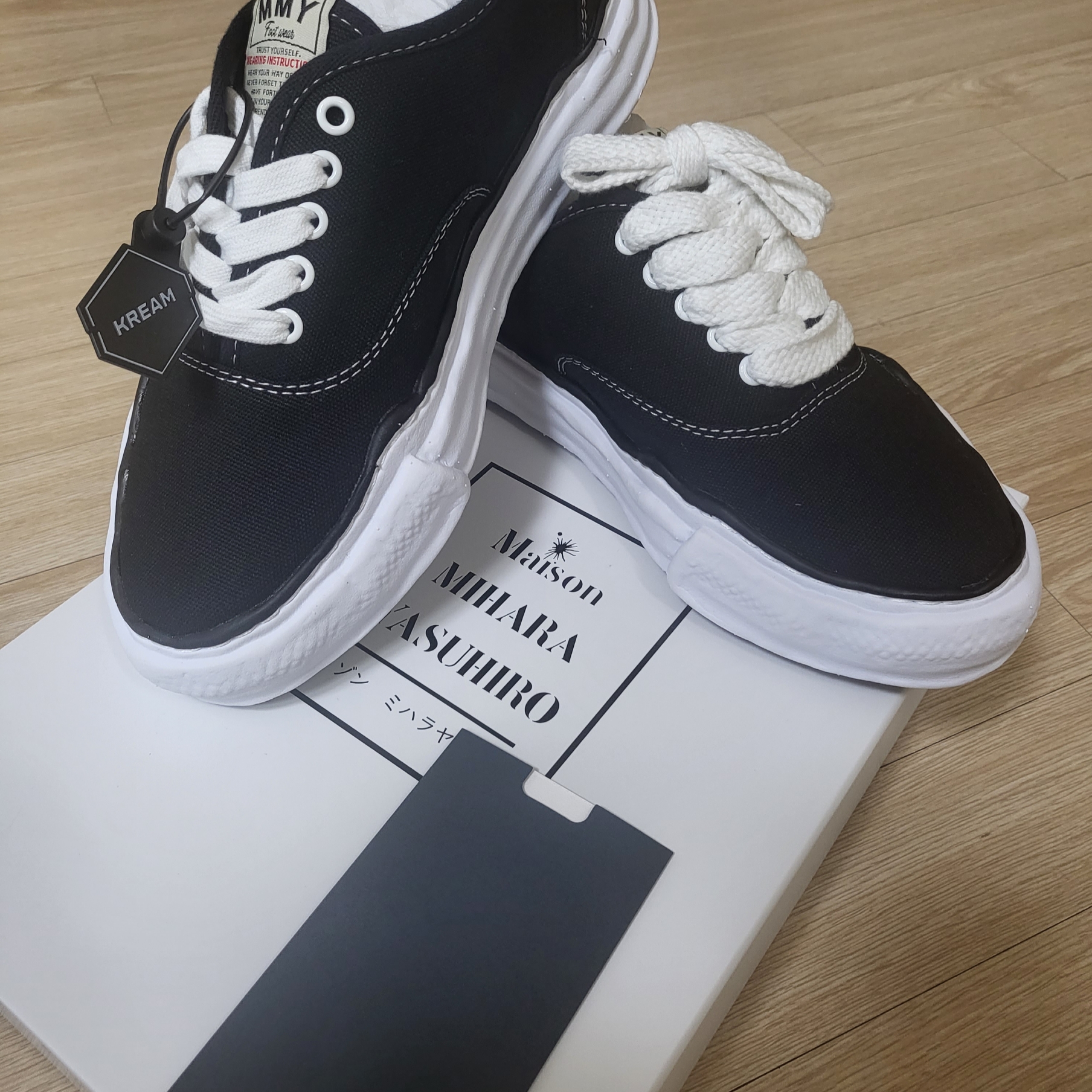 Maison Mihara Yasuhiro Baker OG Sole Canvas Low Cut Sneakers Black 착용 스타일 - 2