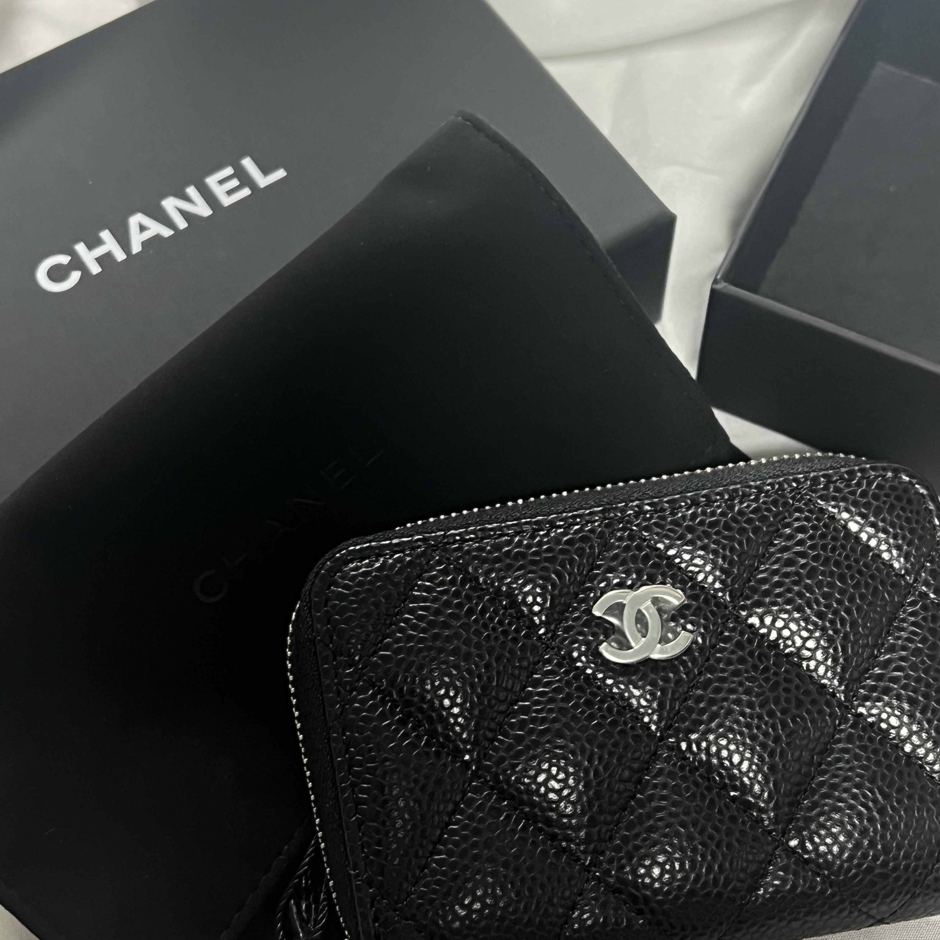Chanel Classic Zipped Coin Purse Grained Calfskin & Silver Black 착용 스타일