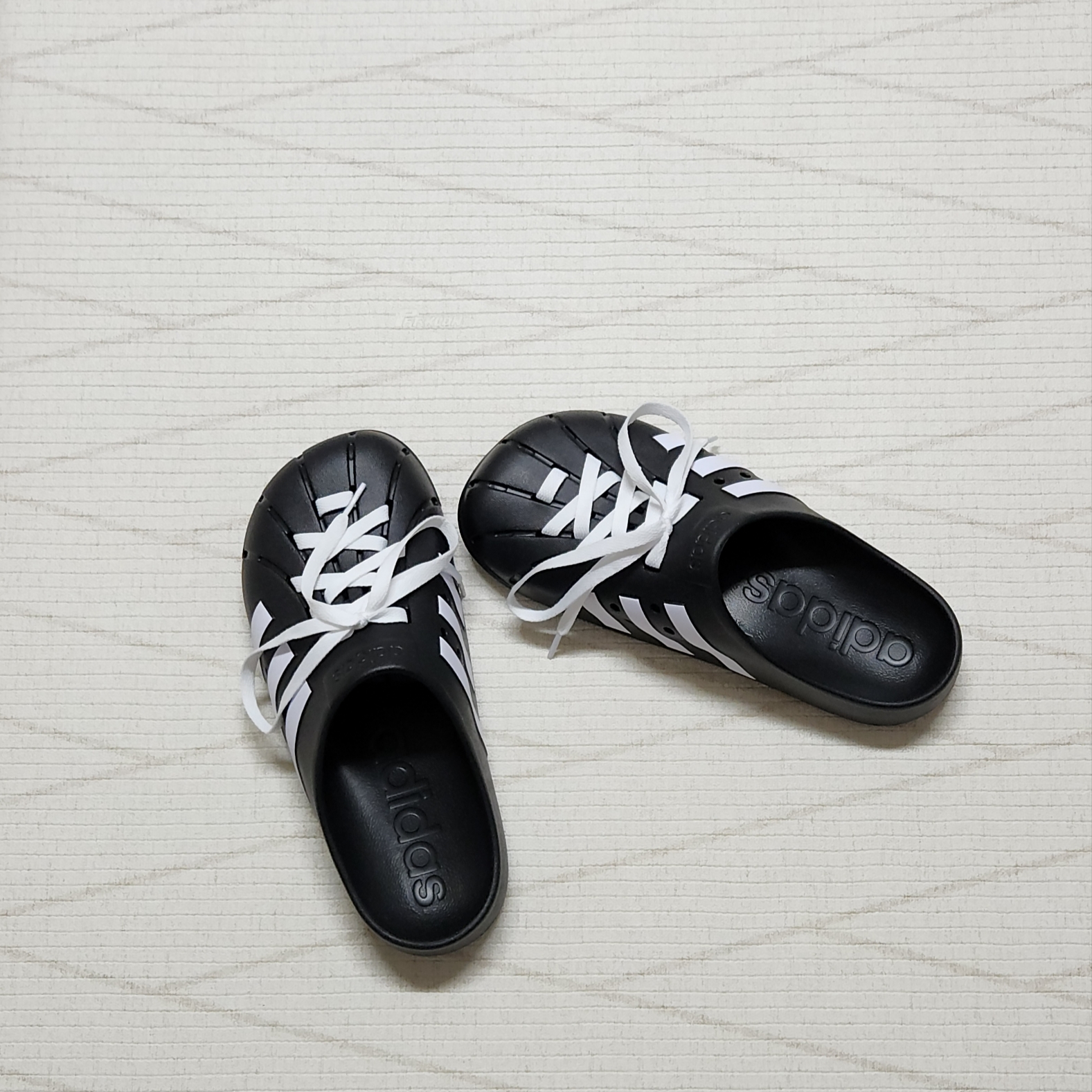 Adidas Adilette Clog Black White 착용 스타일 - 1