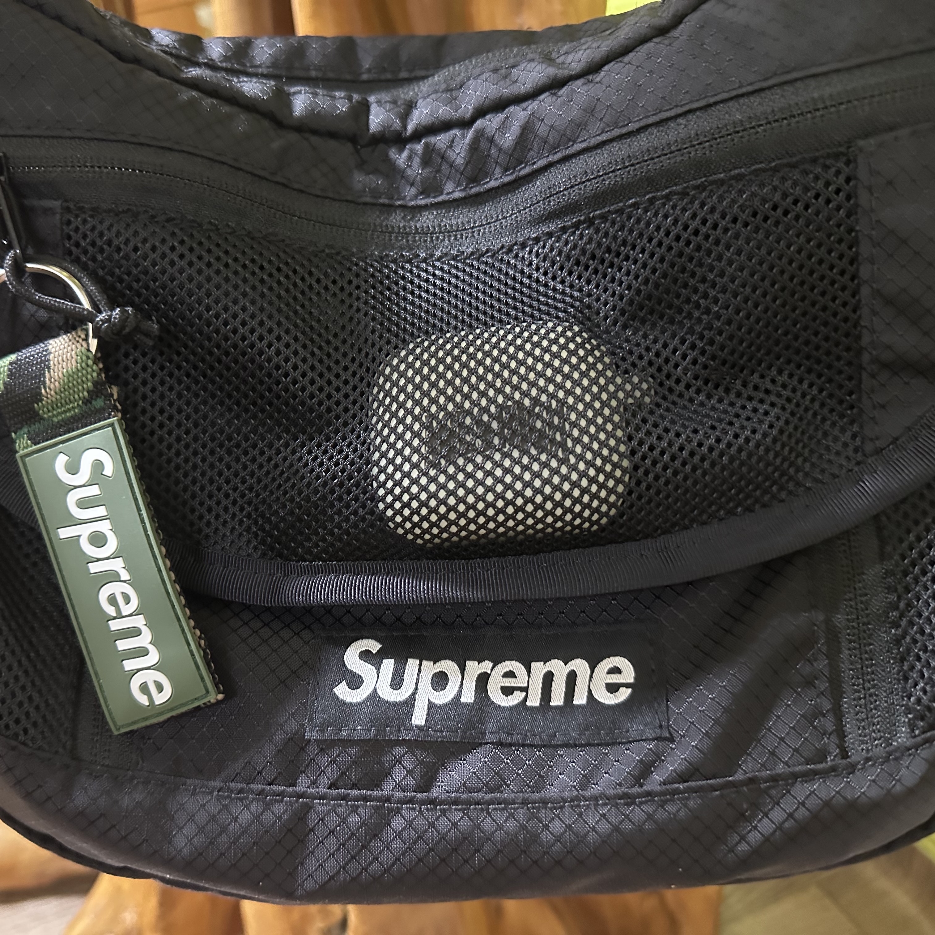 Supreme Webbing Keychain Green Camo - 23SS, Supreme Small Messenger Bag Black - 22SS 착용 스타일