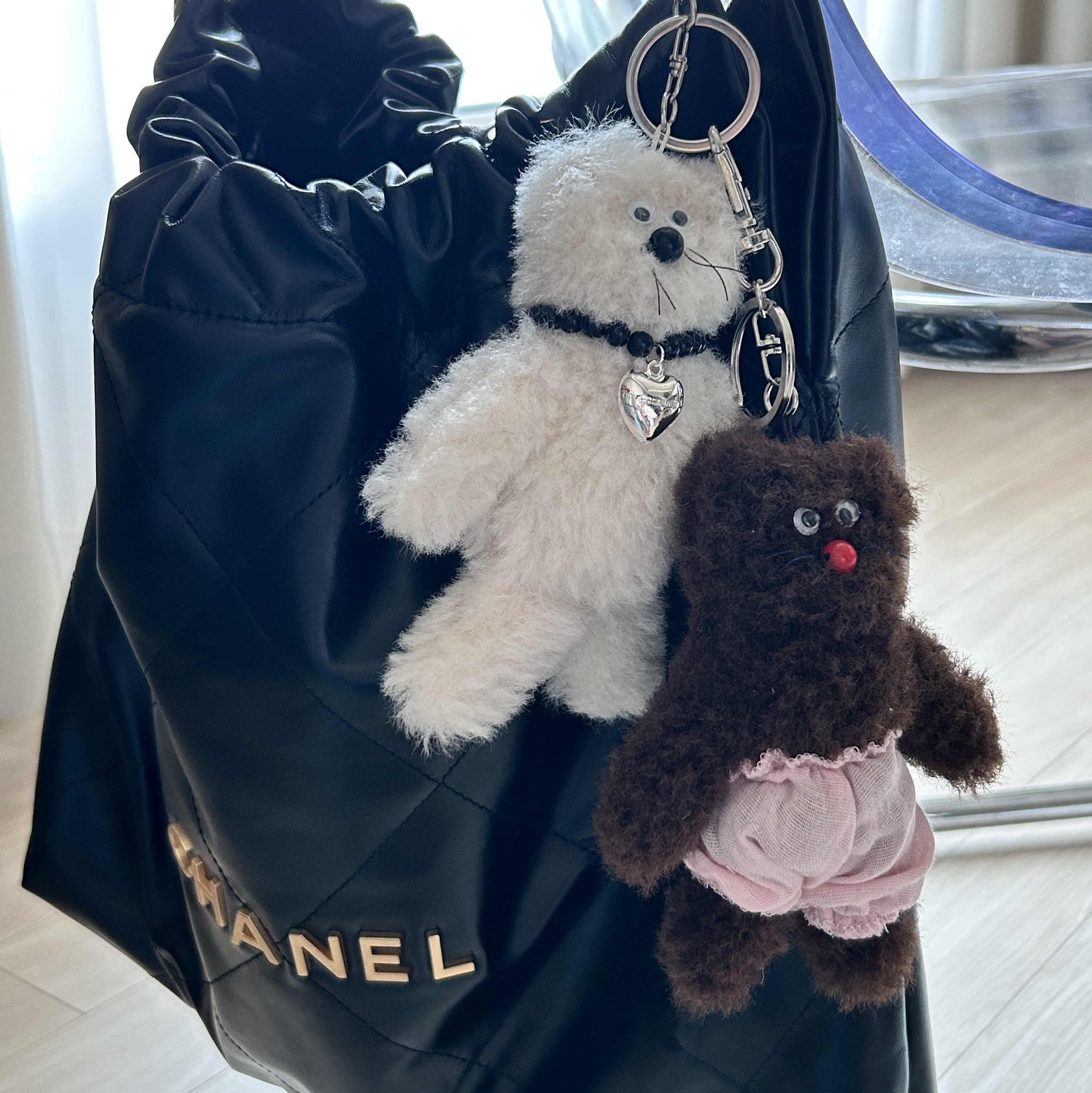 [KREAM 단독] Monamhee Creami Keyring Cream, Chanel 22 Medium Handbag Shiny Calfskin & Gold Black 착용 스타일
