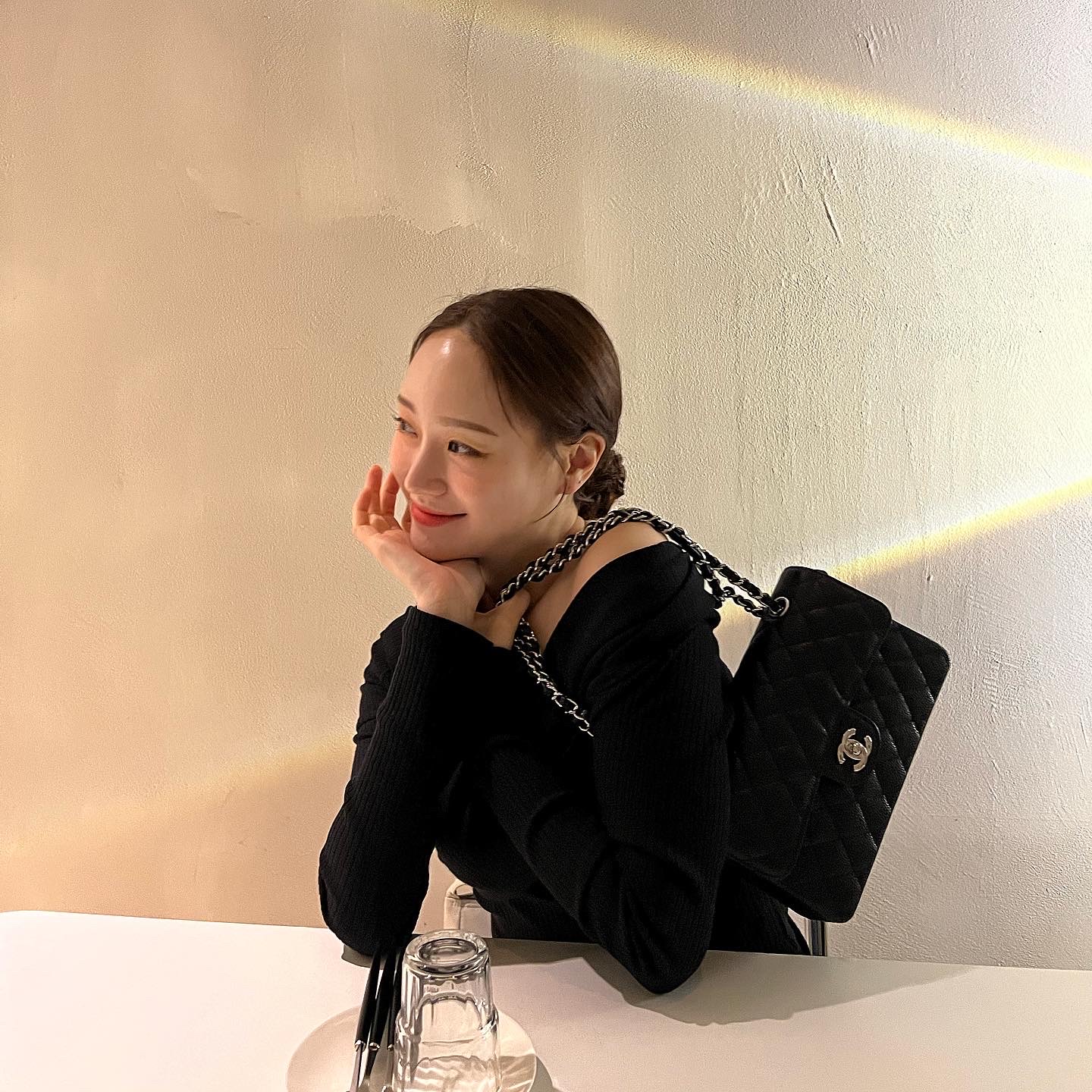 Chanel Small Classic Handbag Grained Calfskin & Silver Black 착용 스타일 - 1