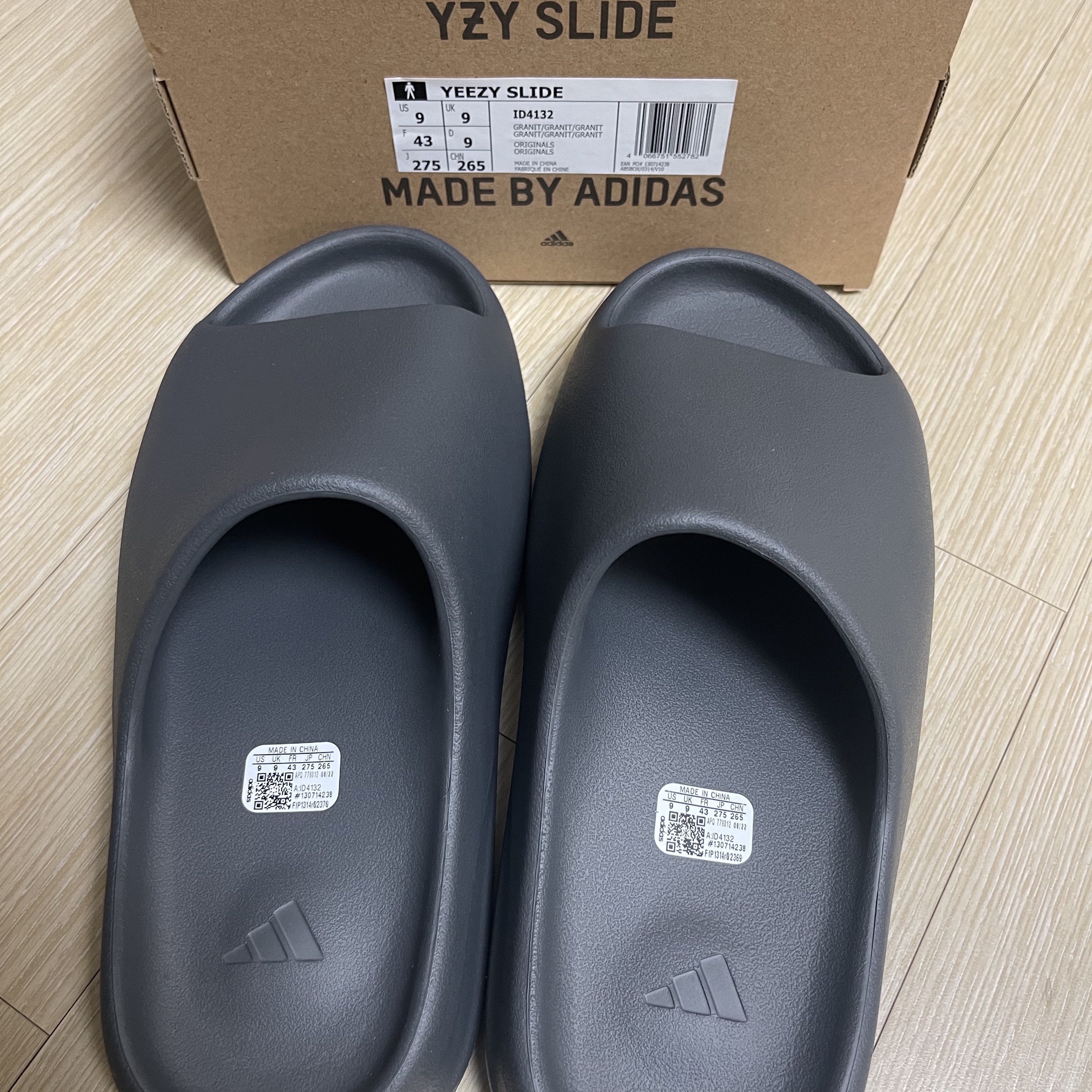Adidas Yeezy Slide Granite 착용 스타일