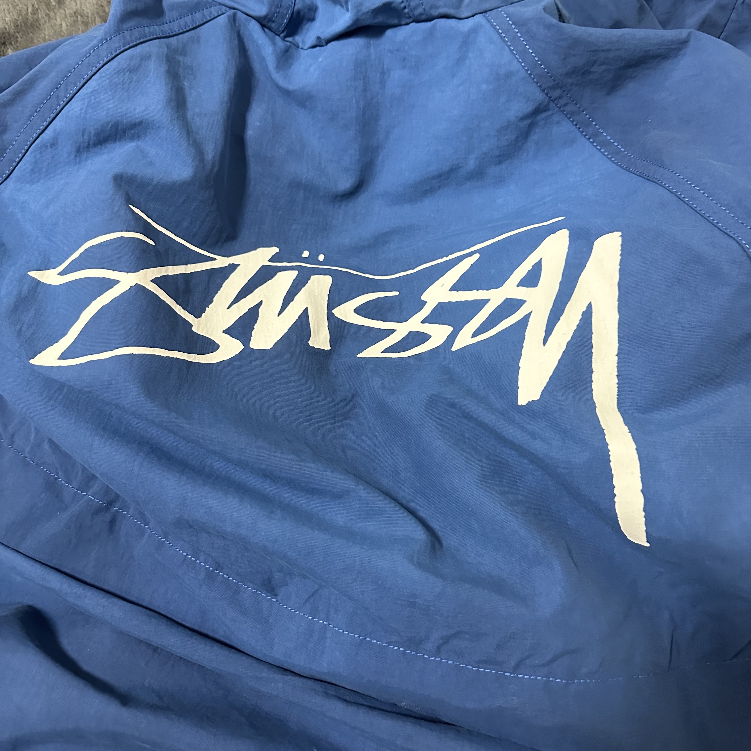 Stussy Wave Dye Beach Shell Jacket Cobalt 착용 스타일