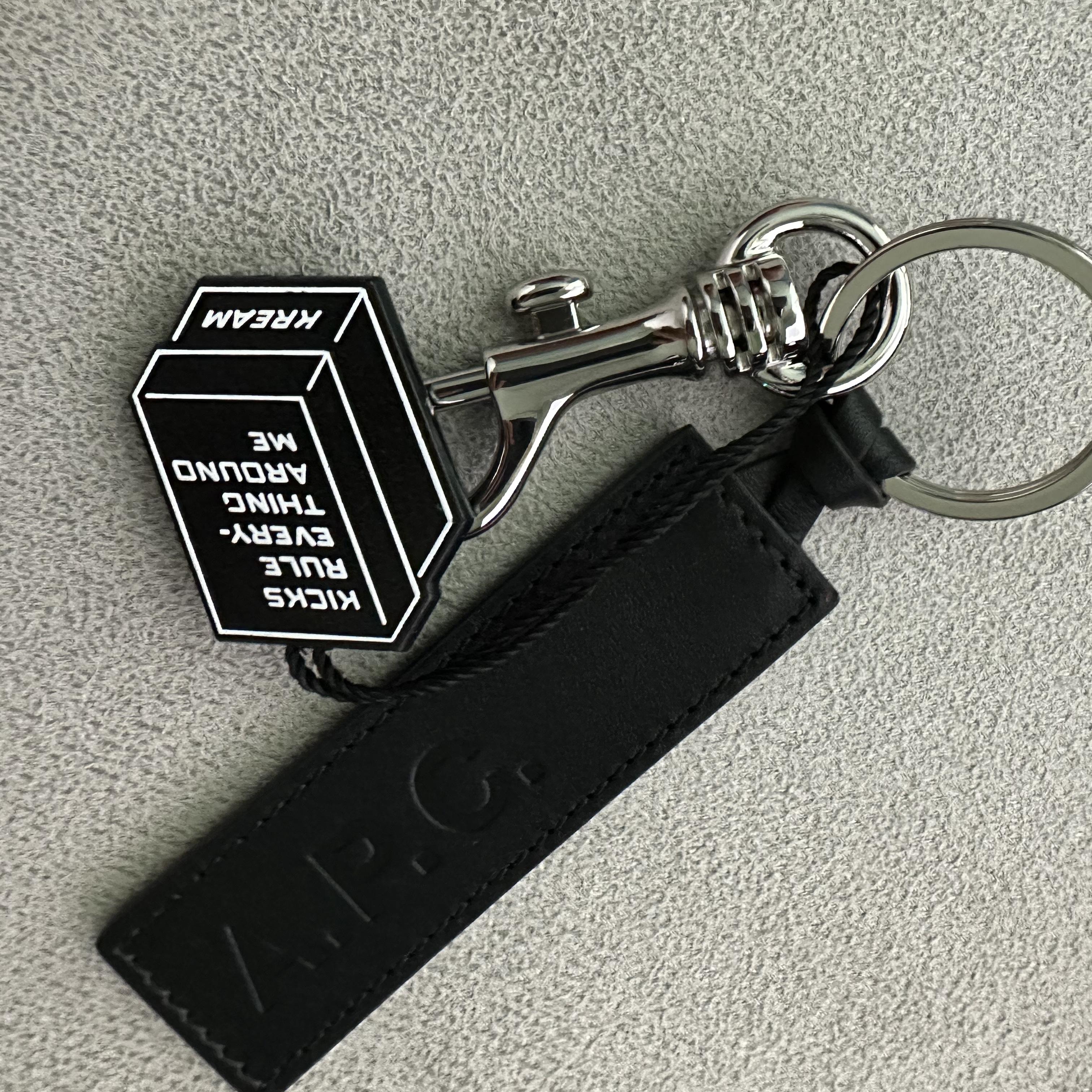 A.P.C. Keyring Black 착용 스타일