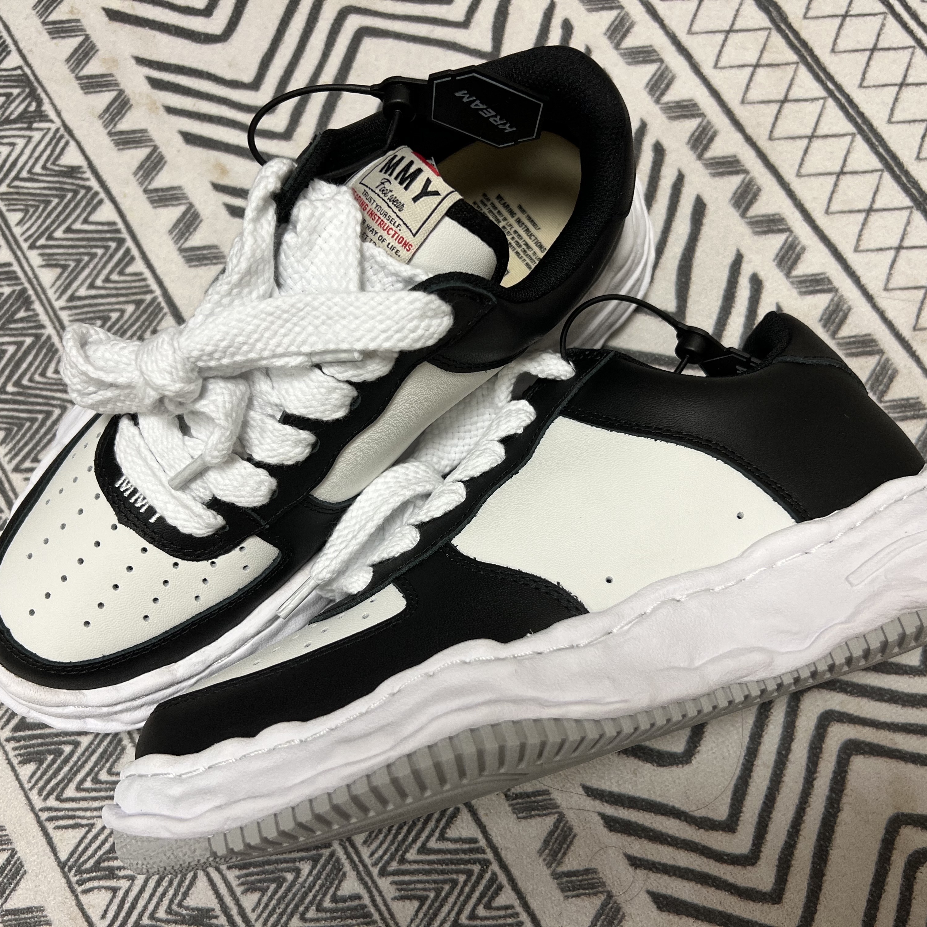 Maison Mihara Yasuhiro Wayne OG Sole Leather Low-top Sneakers Black White 착용 스타일