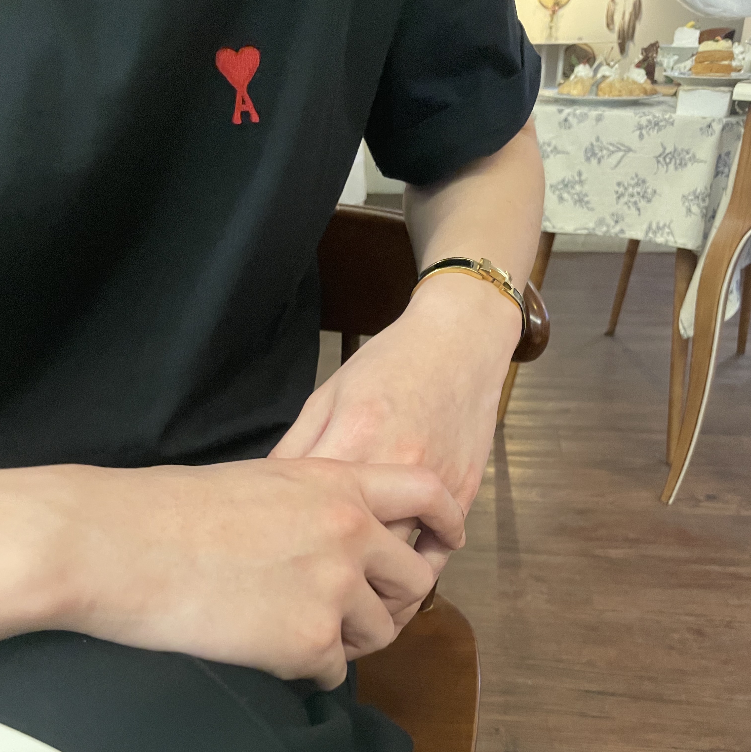 AMI de Coeur T-Shirt Black, Hermes Clic HH Bracelet Gold & Noir Mat 착용 스타일