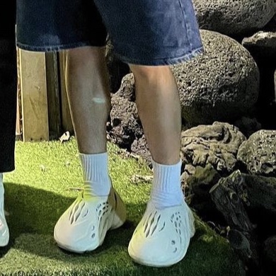 Adidas Yeezy Foam RNNR Sand 착용 스타일