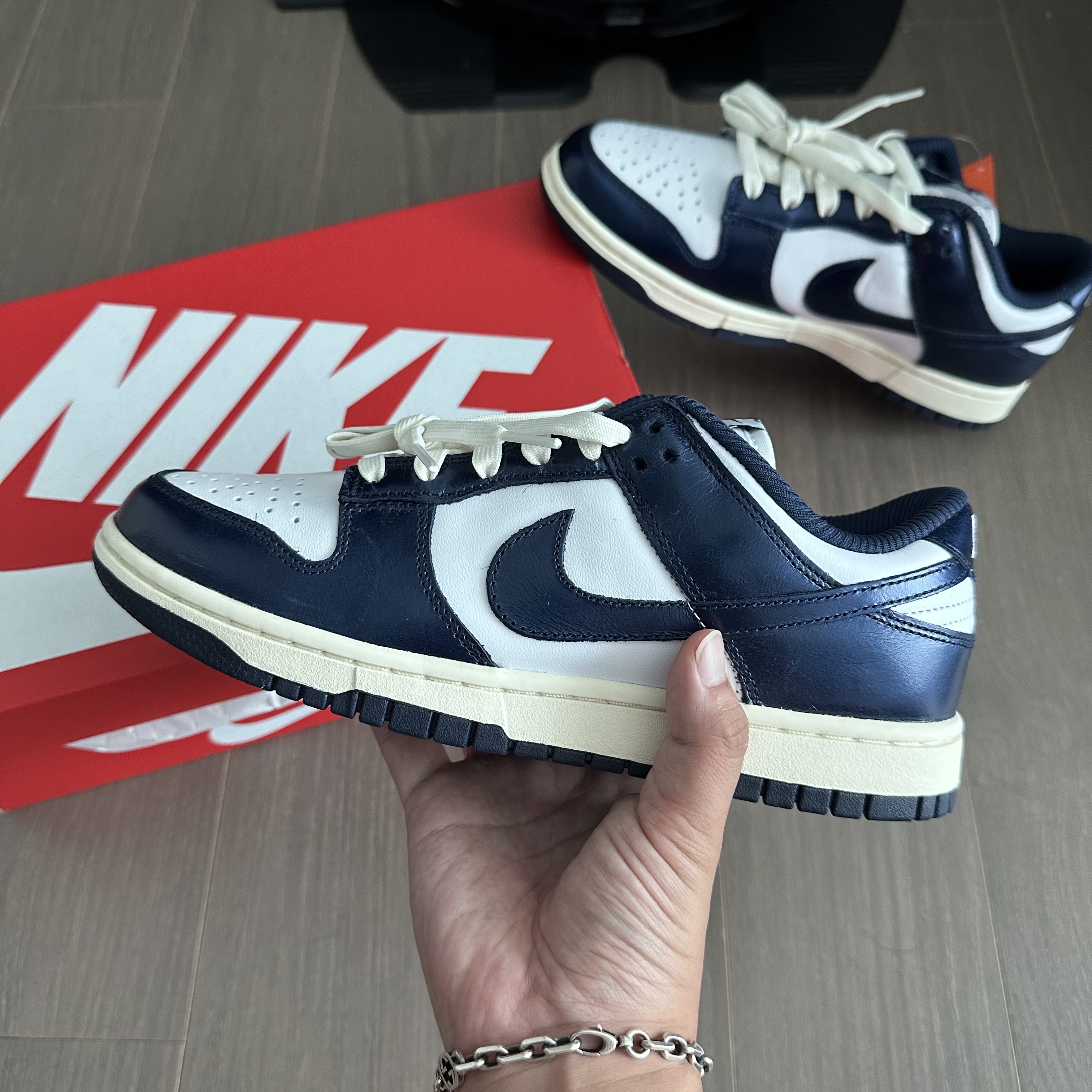 (W) Nike Dunk Low PRM Midnight Navy and White 착용 스타일 - 1