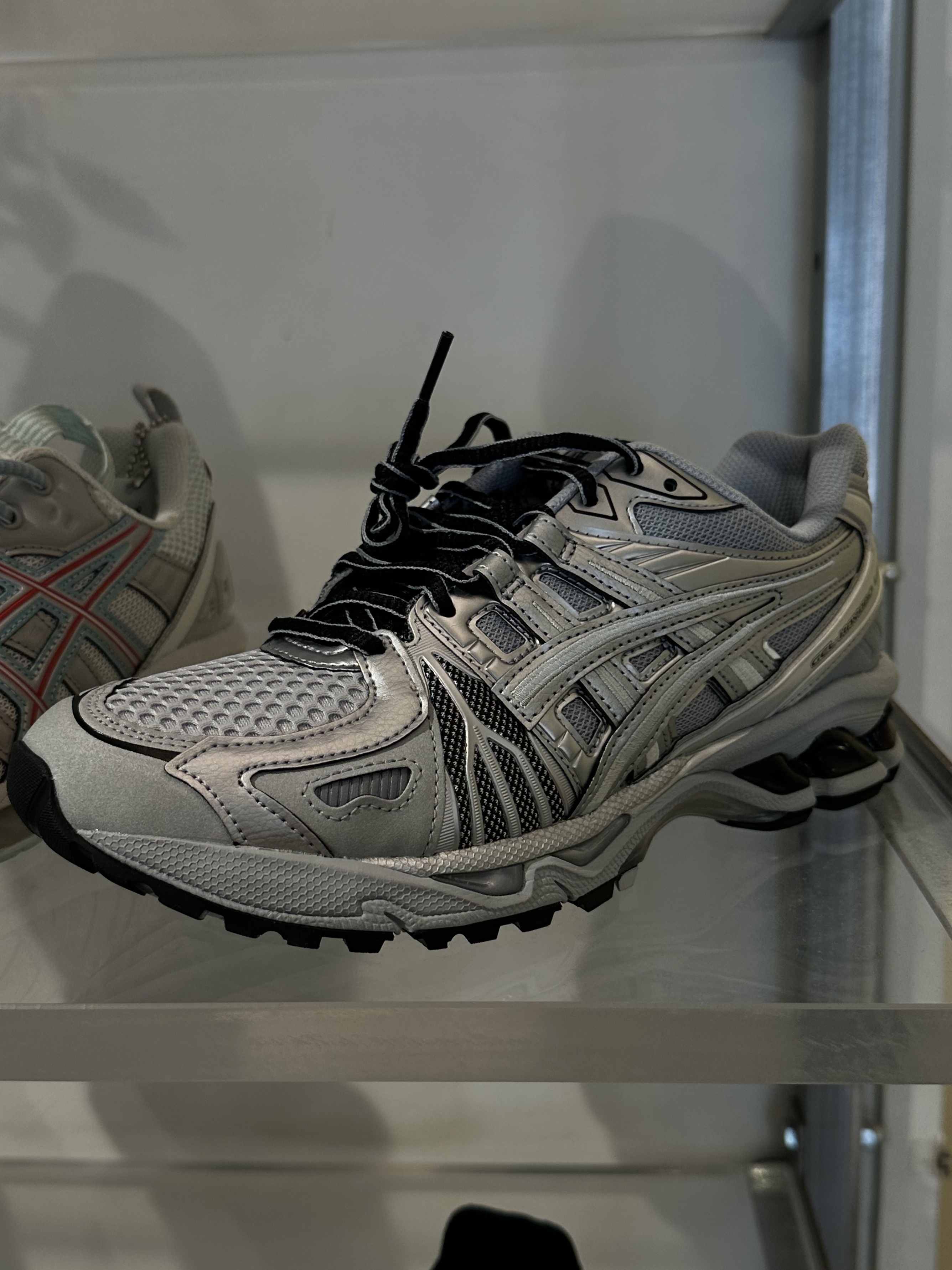 Asics Gel-Kayano Legacy Pure Silver 착용 스타일 - 1
