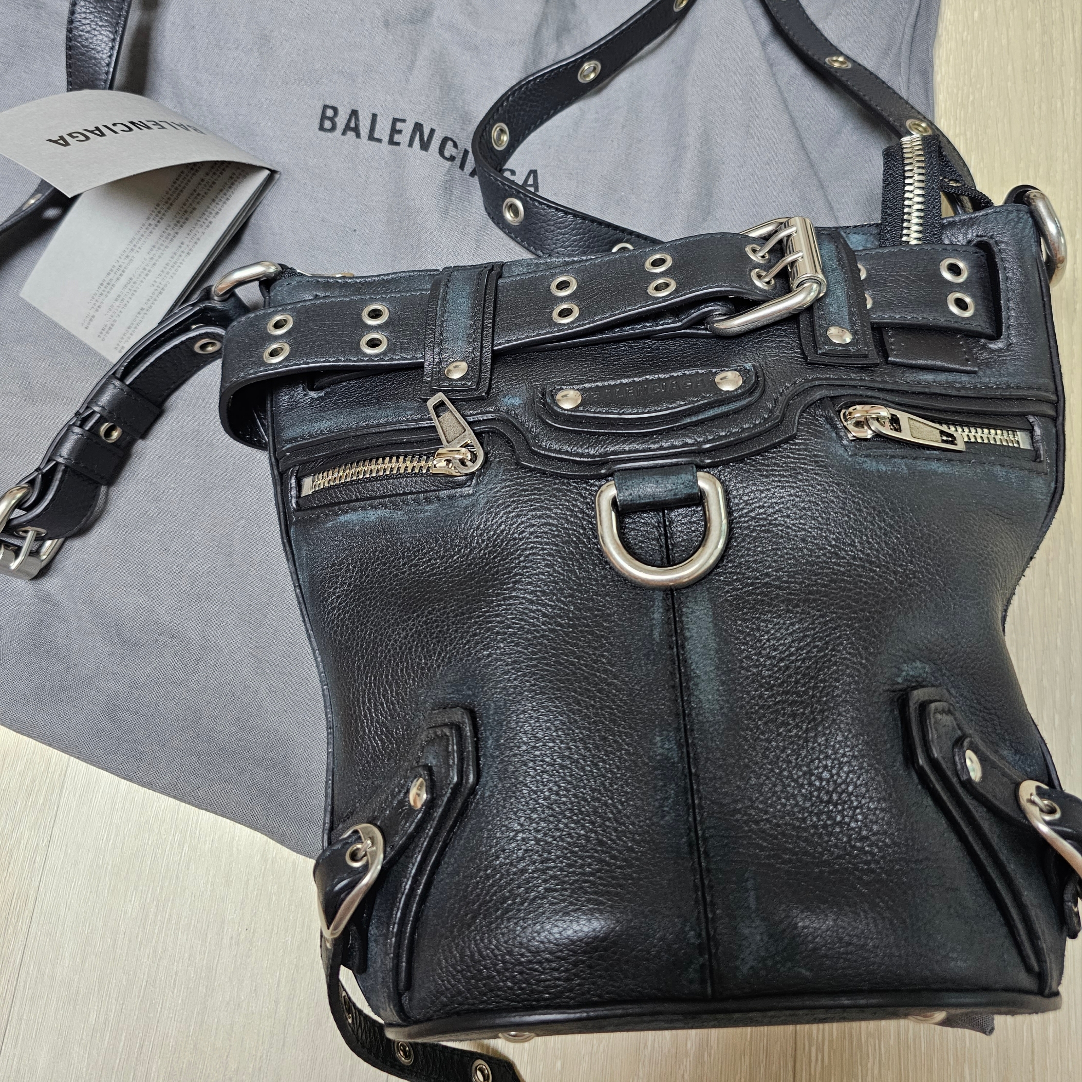 Balenciaga Emo XS Bucket Bag in Washed Calfskin Black 착용 스타일