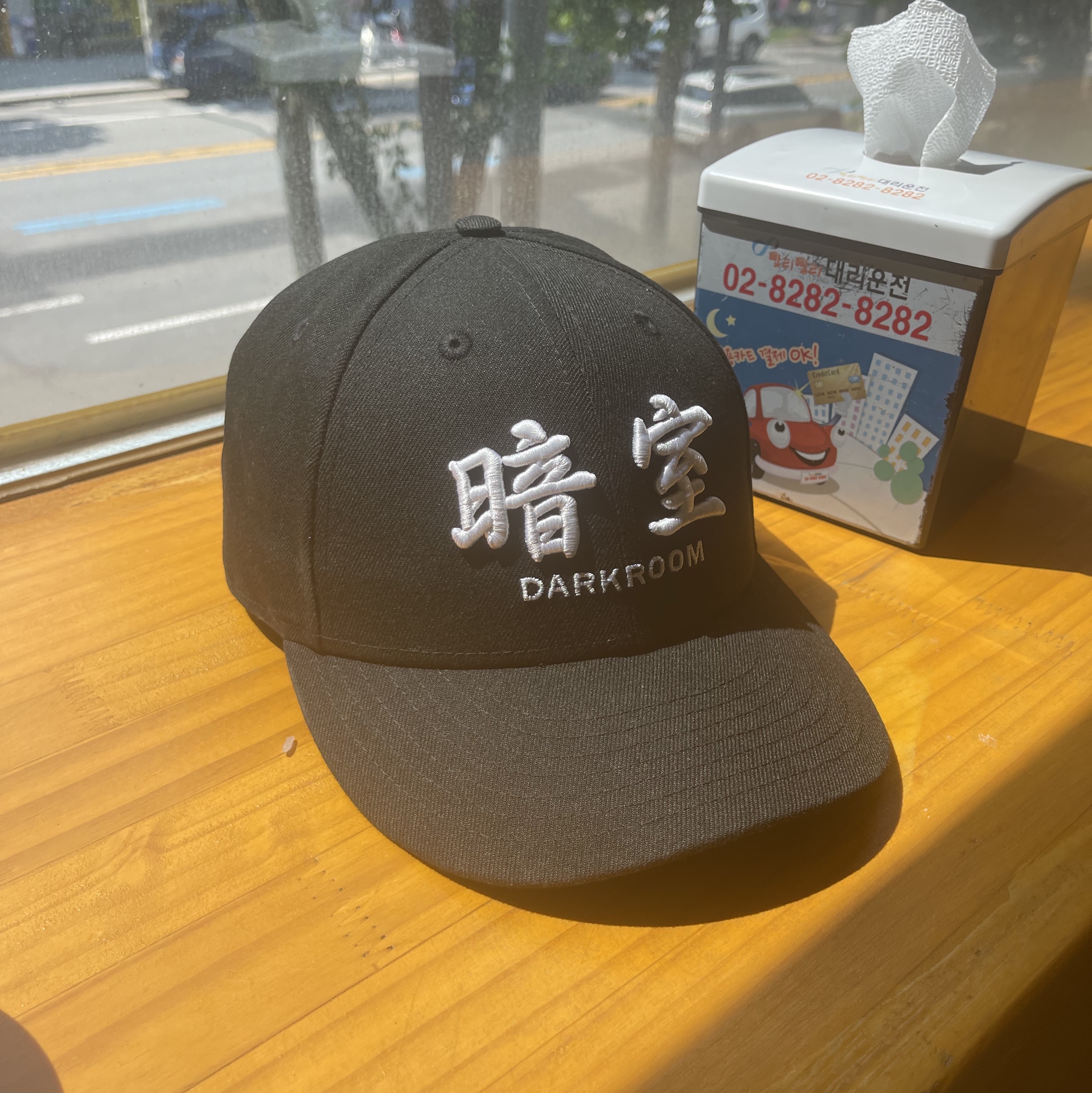 Darkr8m Studio x New Era Fitted Cap Black 착용 스타일