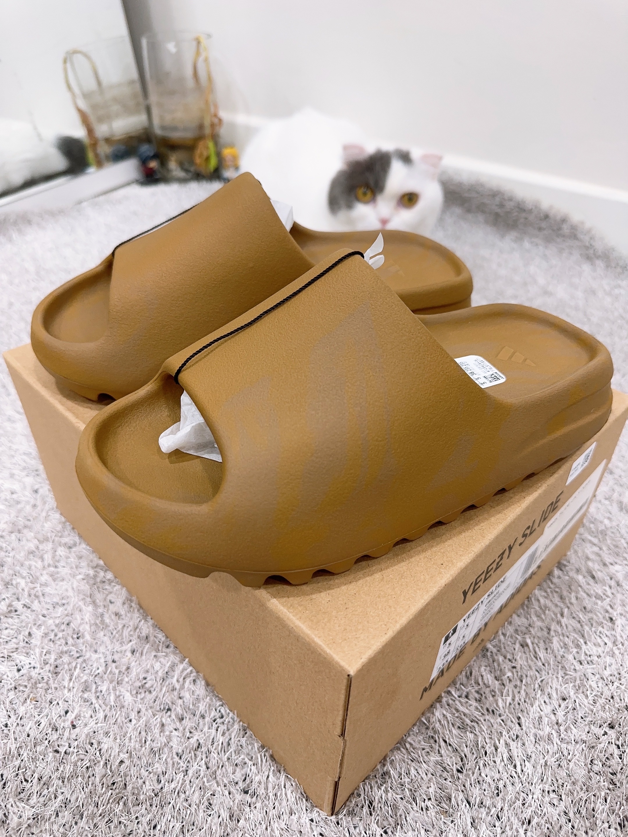 Adidas Yeezy Slide Ochre 착용 스타일 - 2