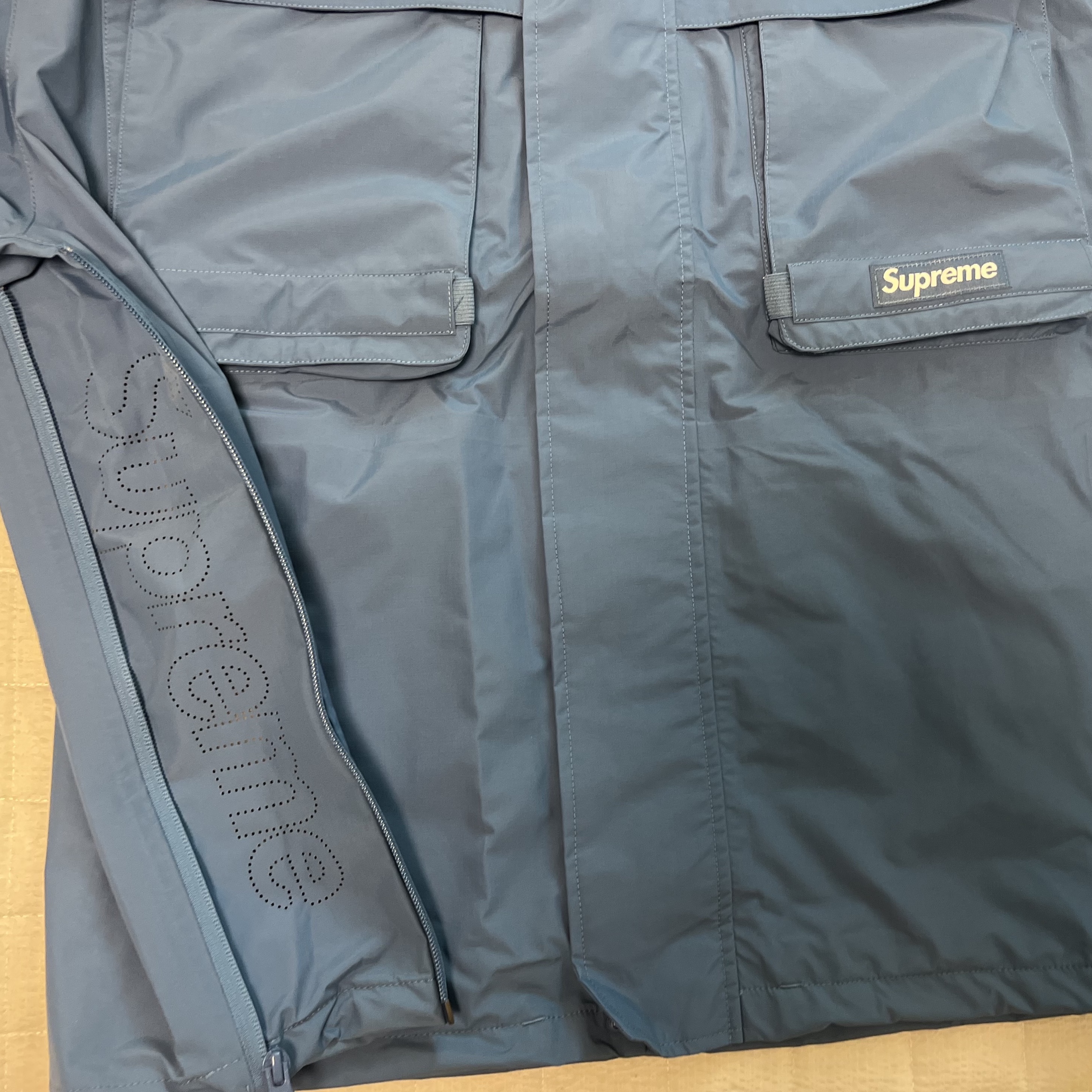 Supreme Gore-Tex Paclite Lightweight Shell Jacket Blue - 23SS 착용 스타일 - 4