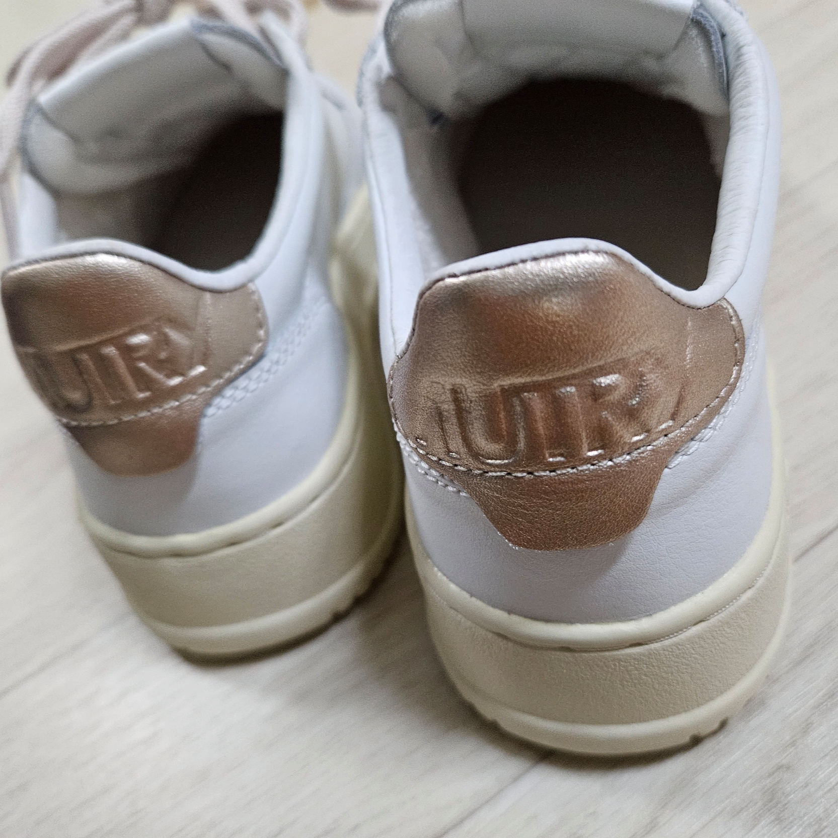 (W) Autry Medalist Low Leather Sneakers White Gold 착용 스타일 - 2
