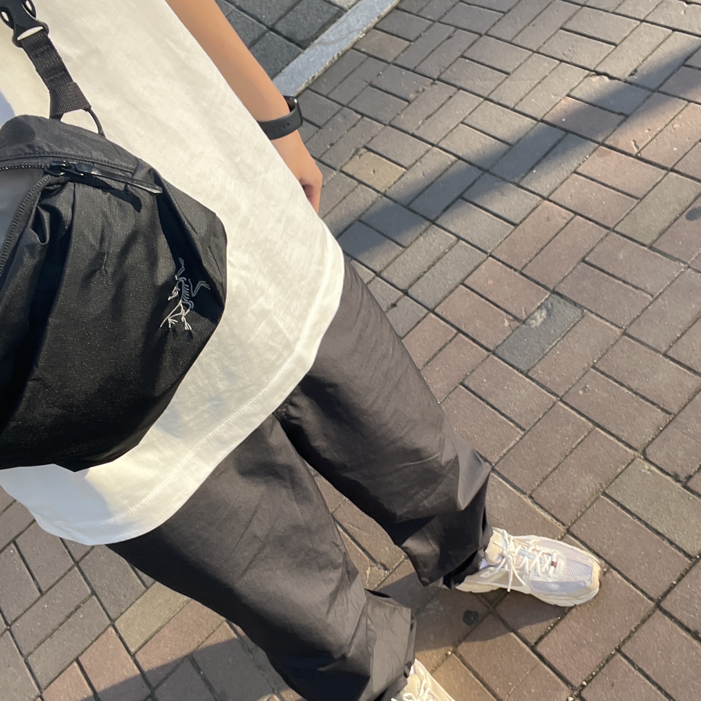Arc'teryx Heliad 6 Crossbody Bag Black 착용 스타일