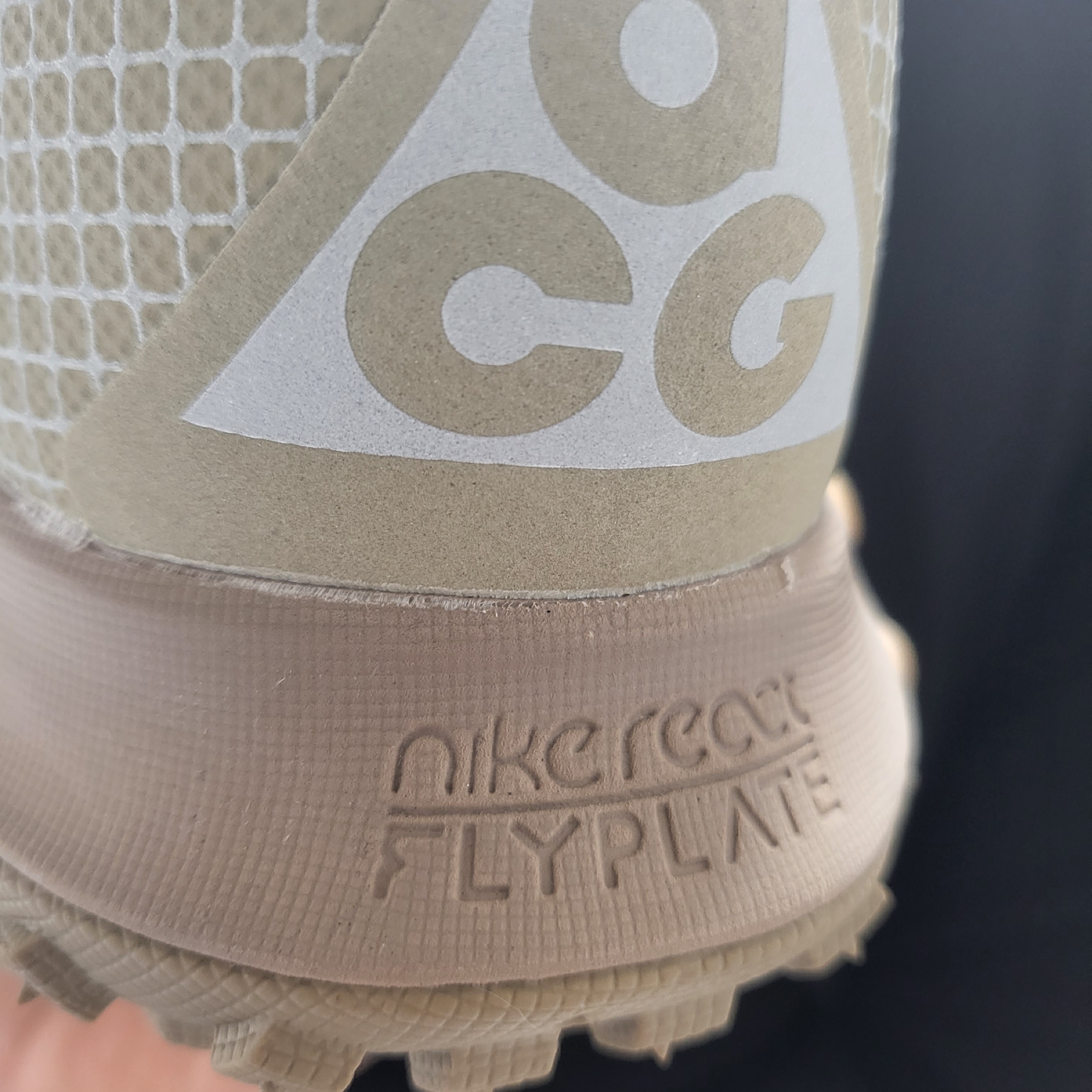 Nike ACG Mountain Fly Gore-Tex Khaki 착용 스타일 - 3