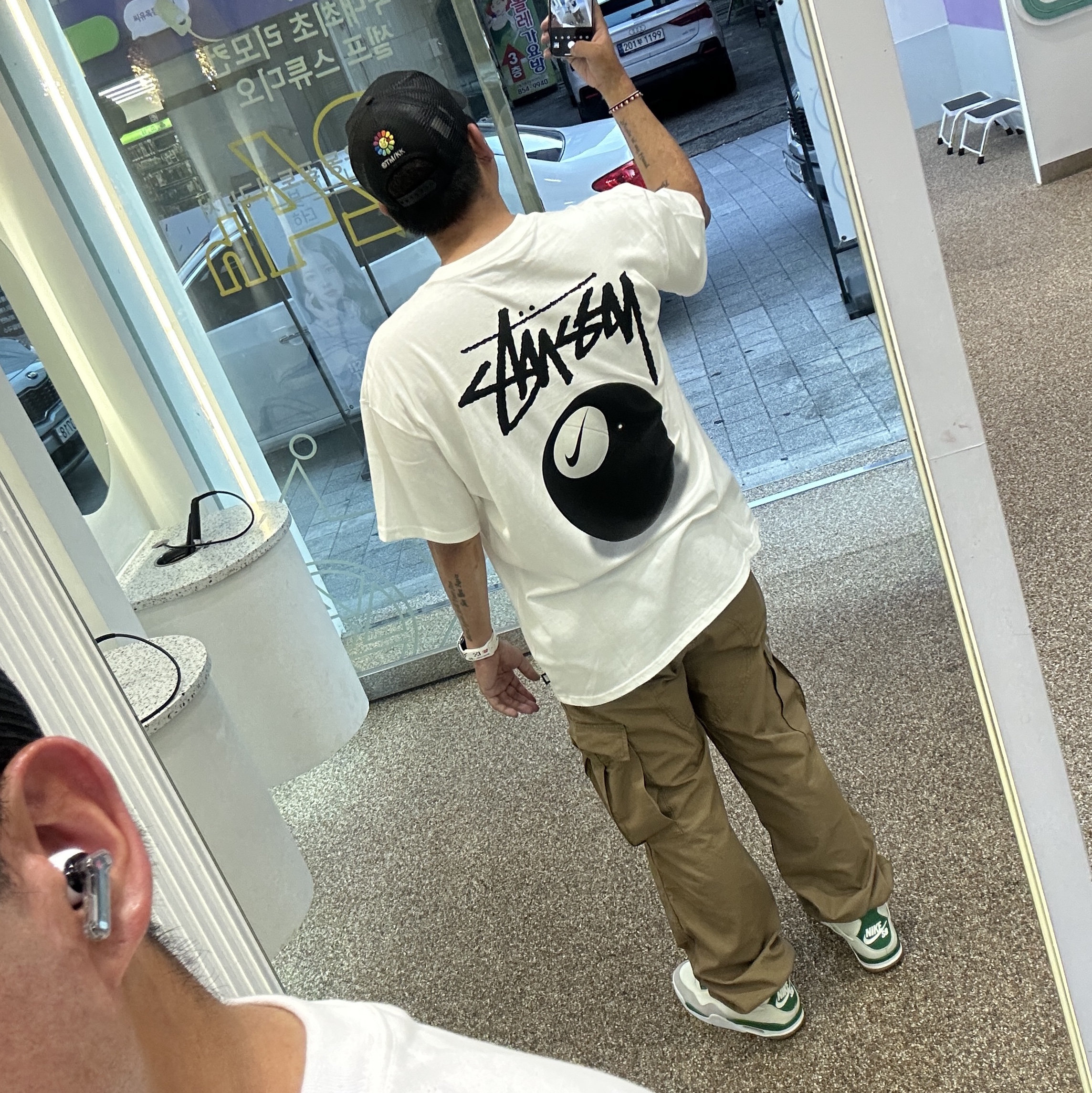 Nike x Stussy NRG FL SS 8 Ball T-Shirt White (DO9322-100), New Era x Murakami Takashi Ohana A-Frame Mesh Cap Black 착용 스타일 - 2
