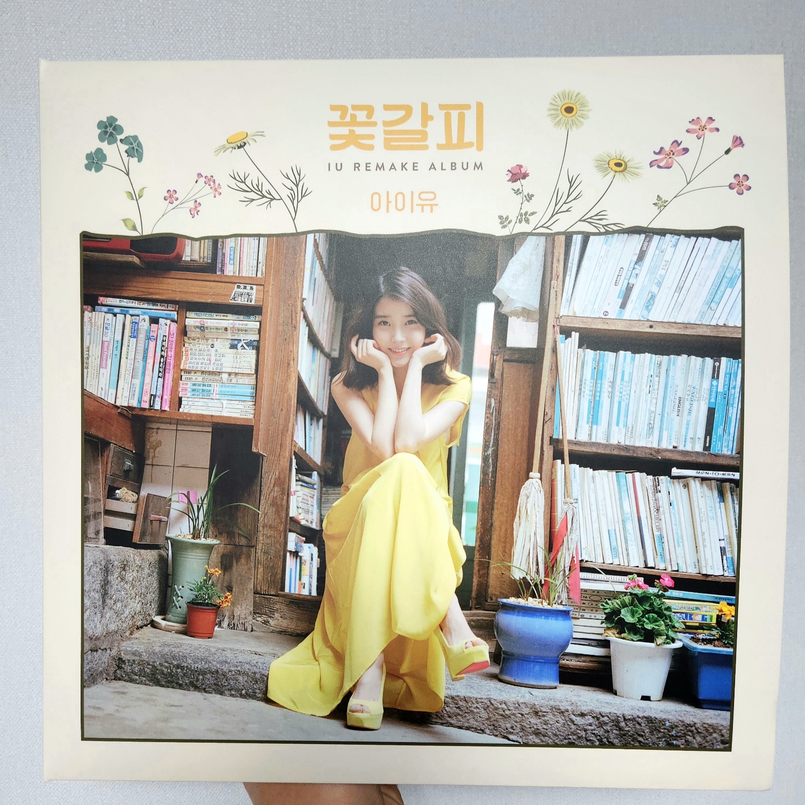 IU Remake Album A Flower Bookmark (Edam Ver.) LP 착용 스타일