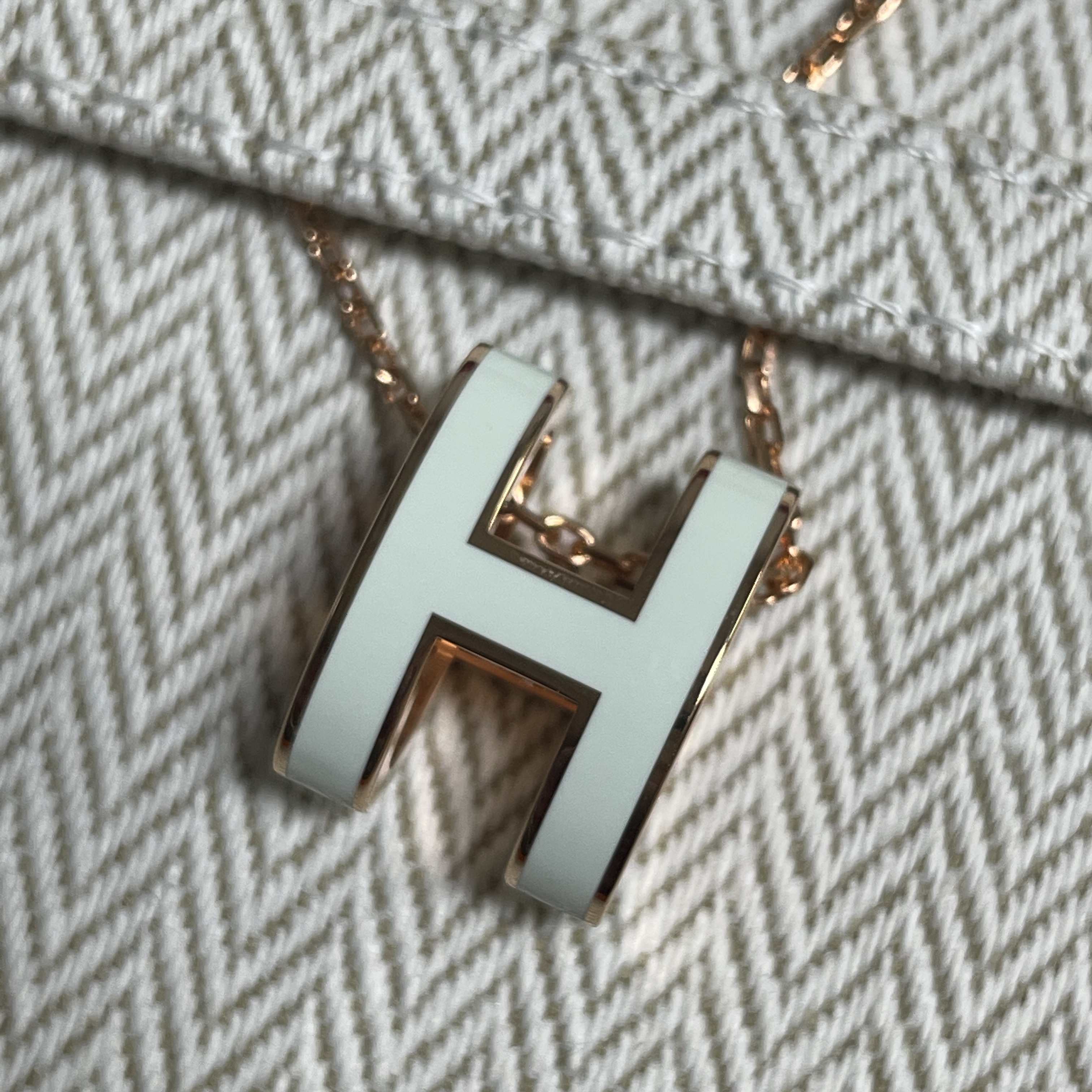 (W) Hermes Pop H Pendant Rose Gold & Vert Fizz 착용 스타일 - 1