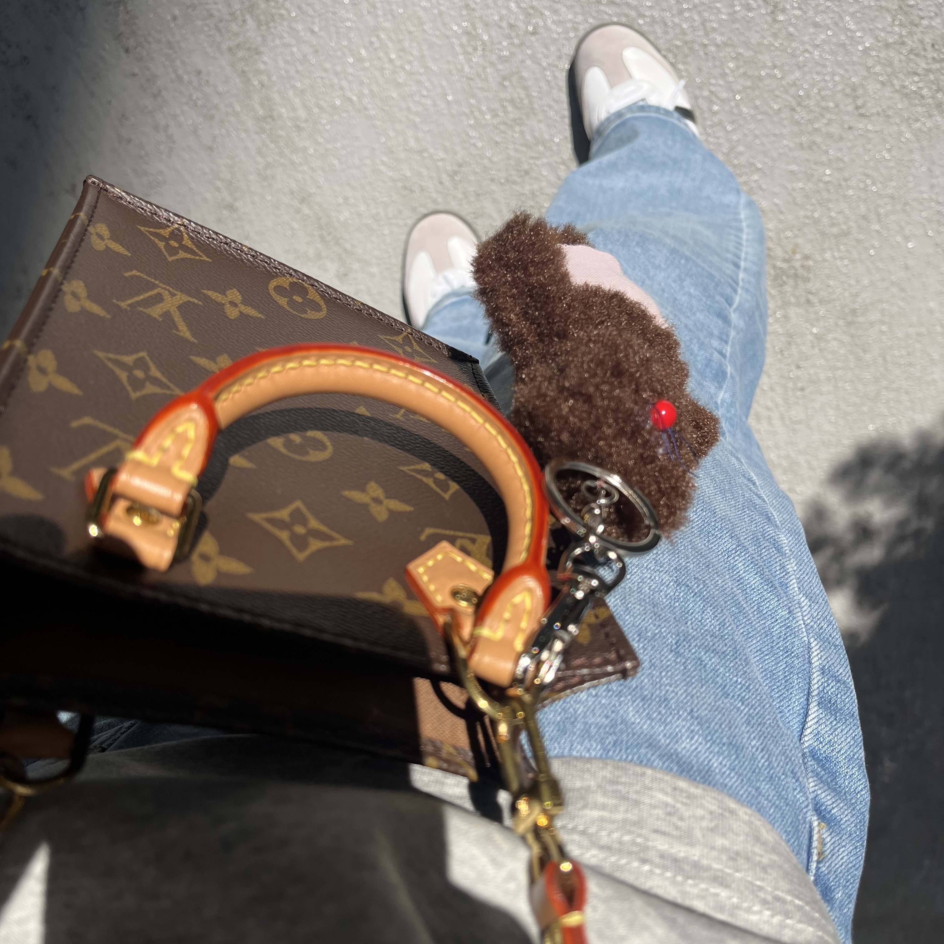 Adidas Samba OG Cloud White, Louis Vuitton Petit Sac Plat Monogram 착용 스타일