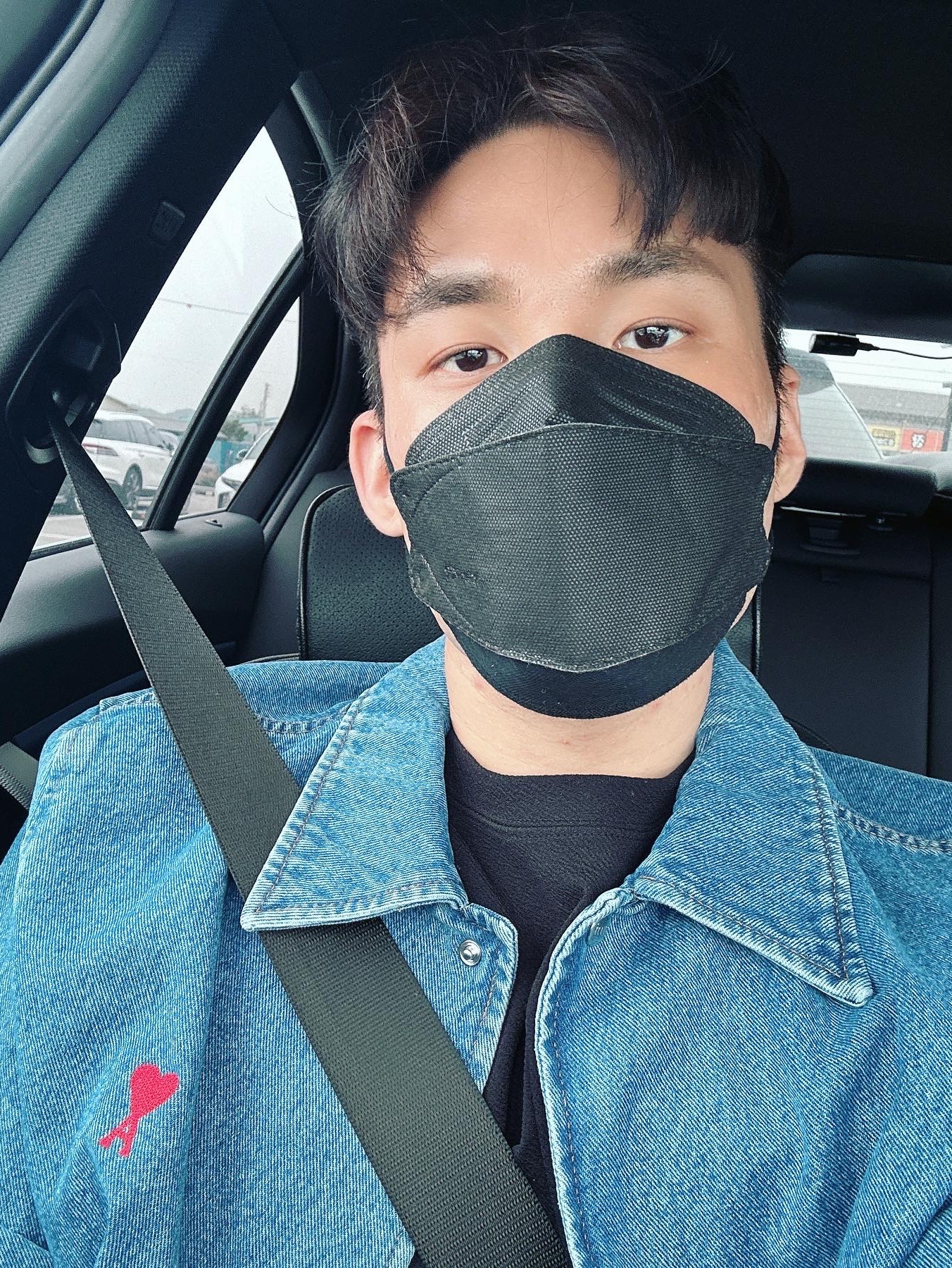 AMI de Coeur Denim Buttoned Jacket Bleached Blue, AMI de Coeur T-Shirt Black 착용 스타일
