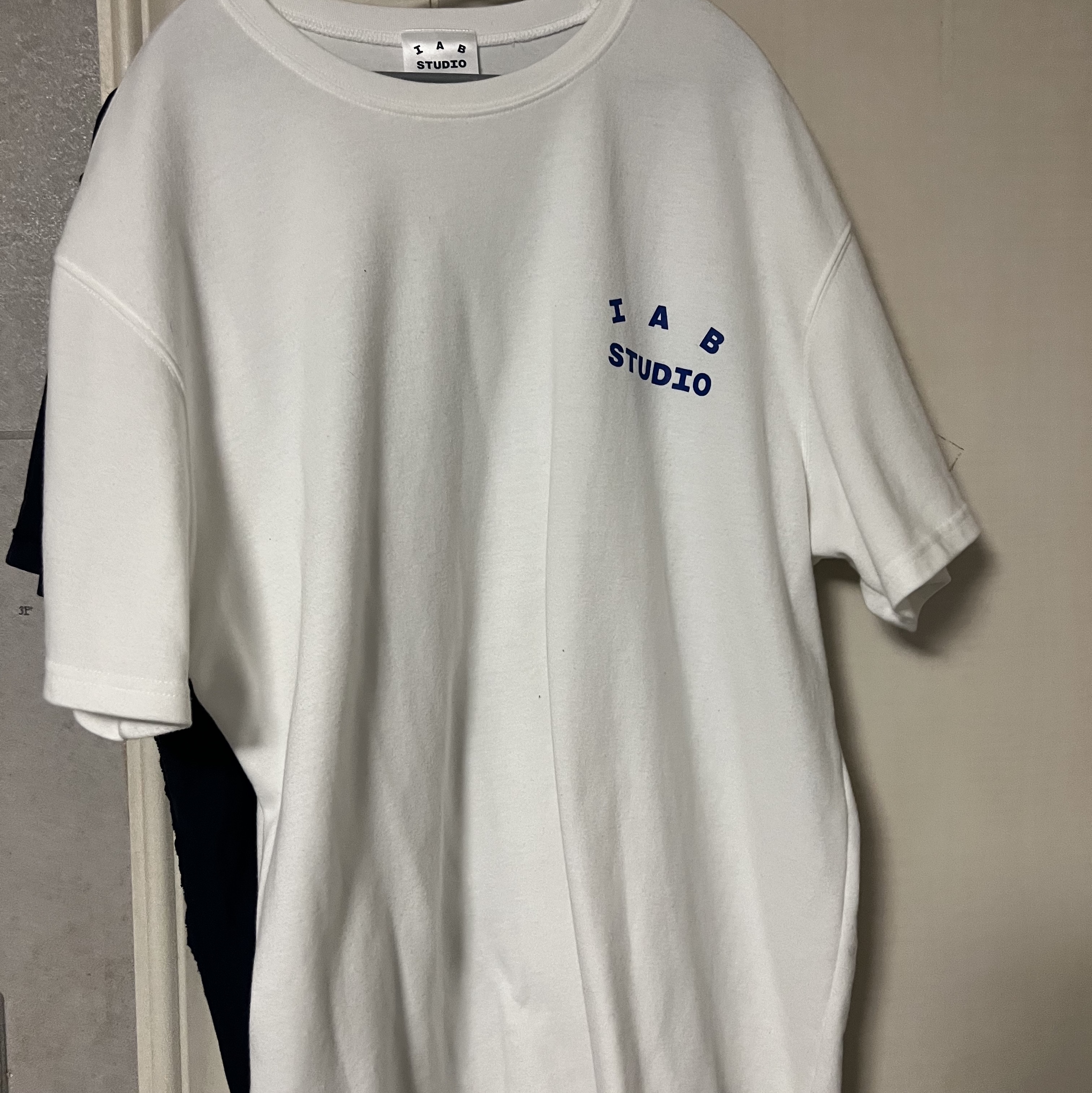 IAB Studio 10th Anniversary T-Shirt White 착용 스타일