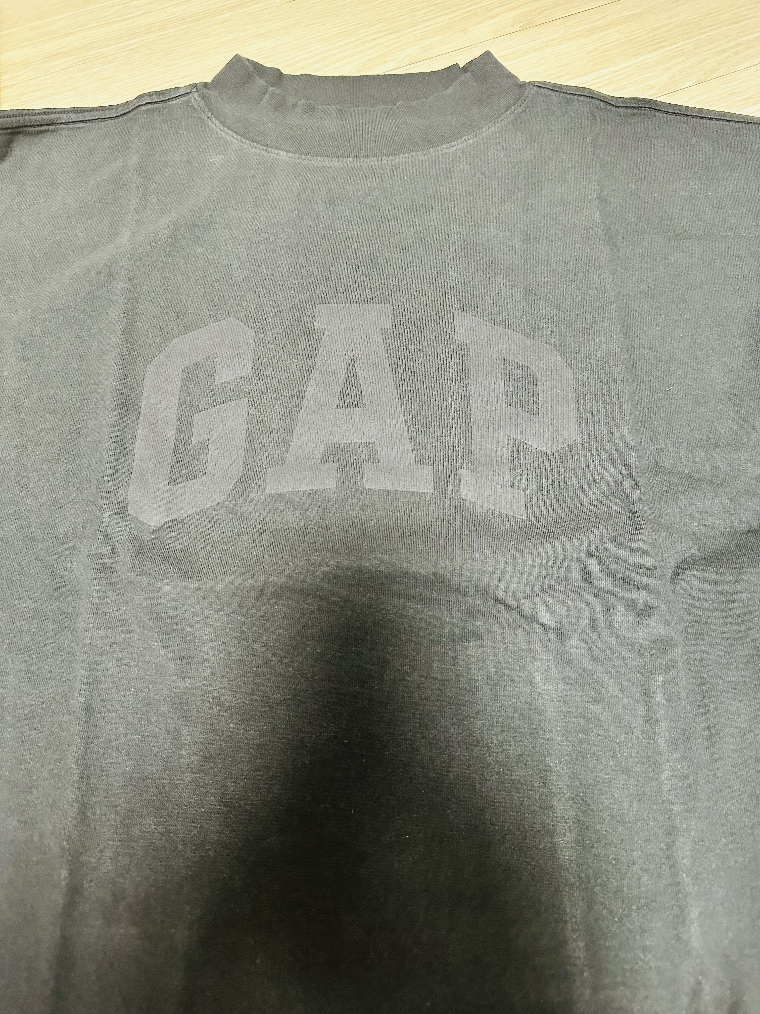 Yeezy Gap Engineered By Balenciaga Dove 3/4 Sleeve T-Shirt Black 착용 스타일