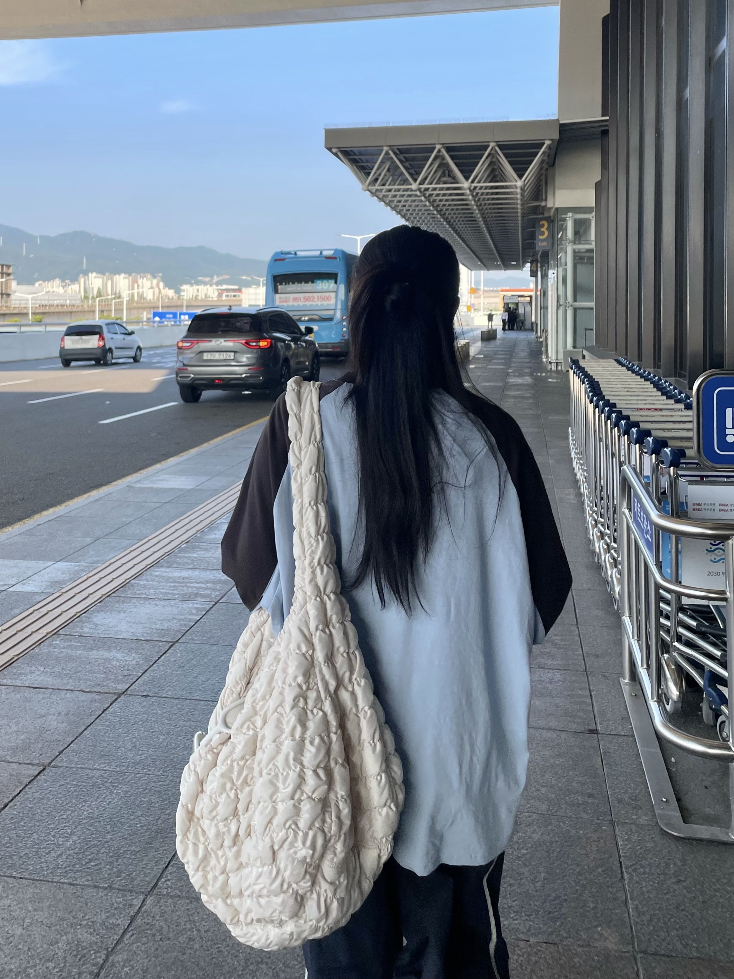 COS Quilted Oversized Shoulder Bag Off White Light Beige, Apple AirPods Max Lightning Silver (Korean Ver.) 착용 스타일 - 2