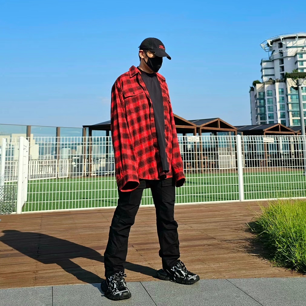 Balenciaga Trompe L'oeil Oversized Shirt Red, Balenciaga 3XL Sneakers Black White 착용 스타일 - 2