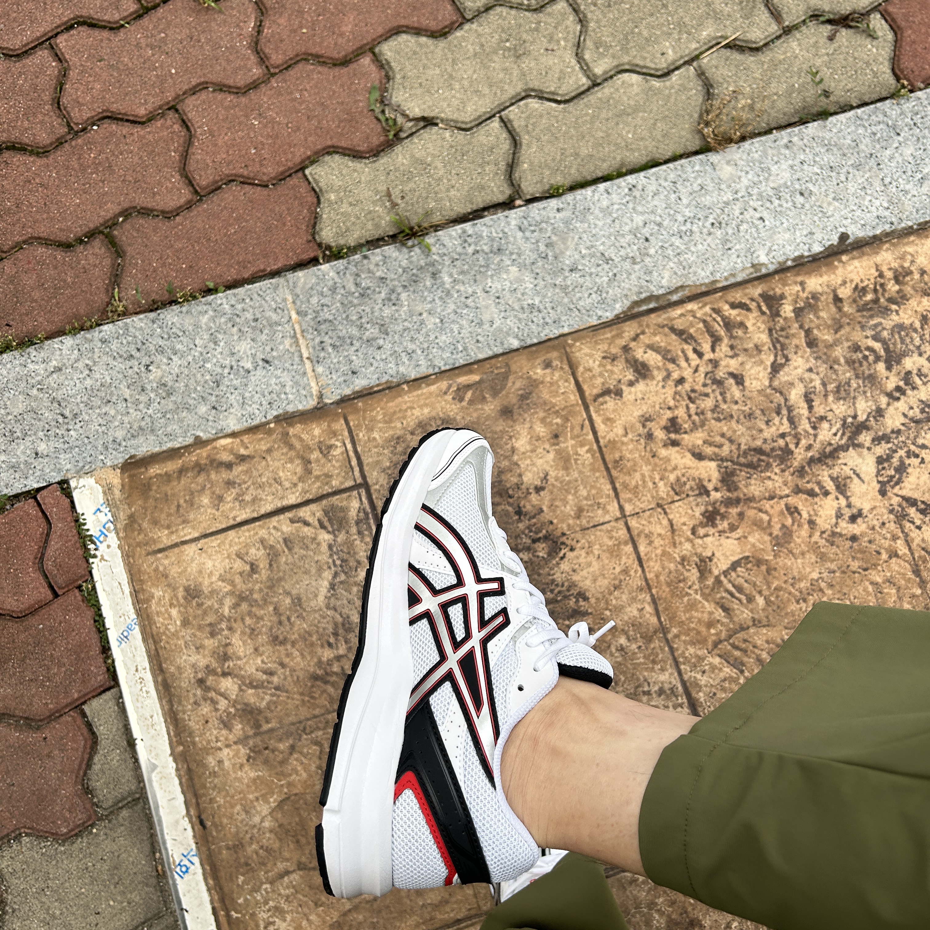 Asics Jog 100 S White Pure Silver - 2E Wide 착용 스타일 - 2