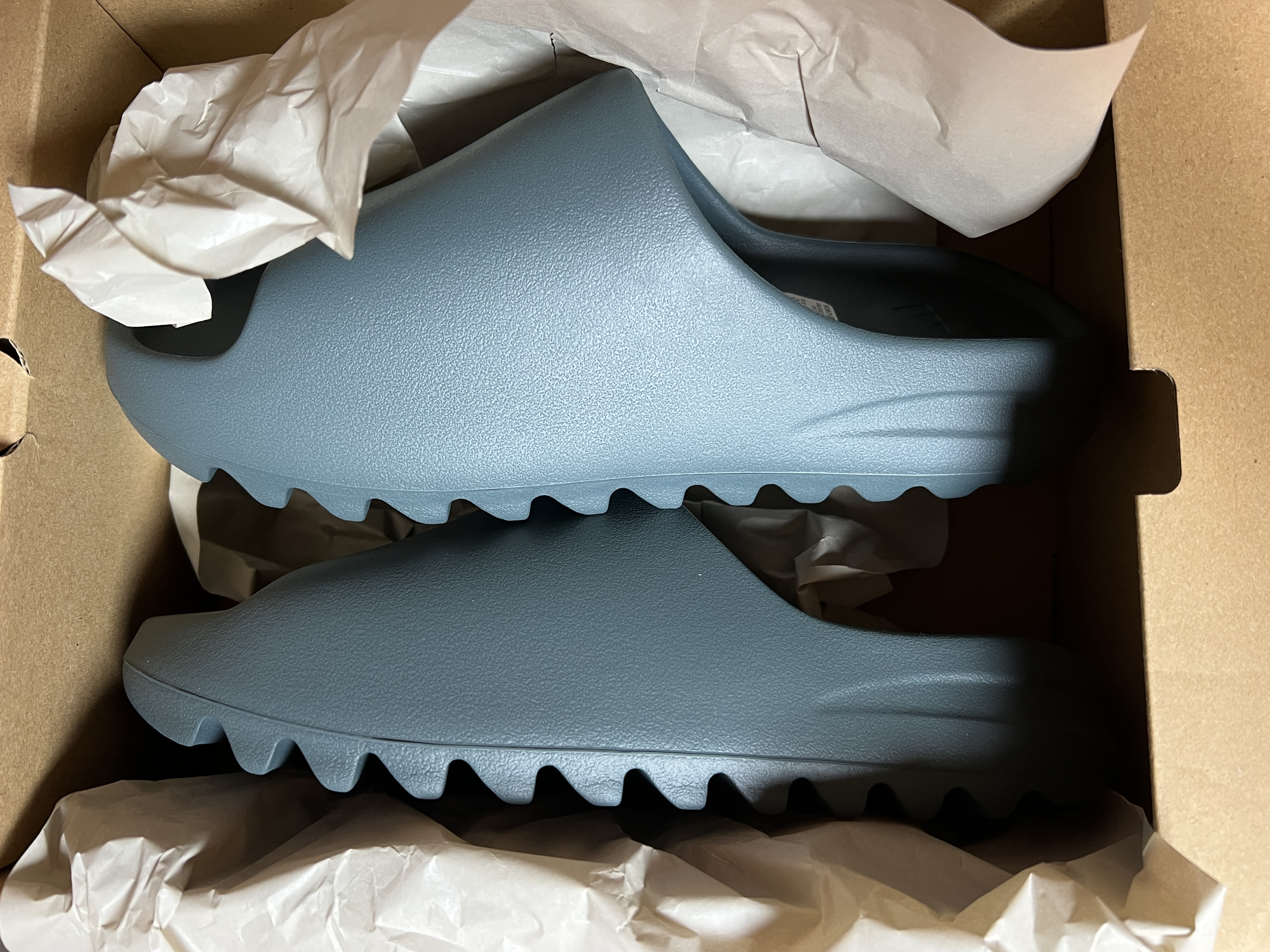 Adidas Yeezy Slide Slate Marine 착용 스타일