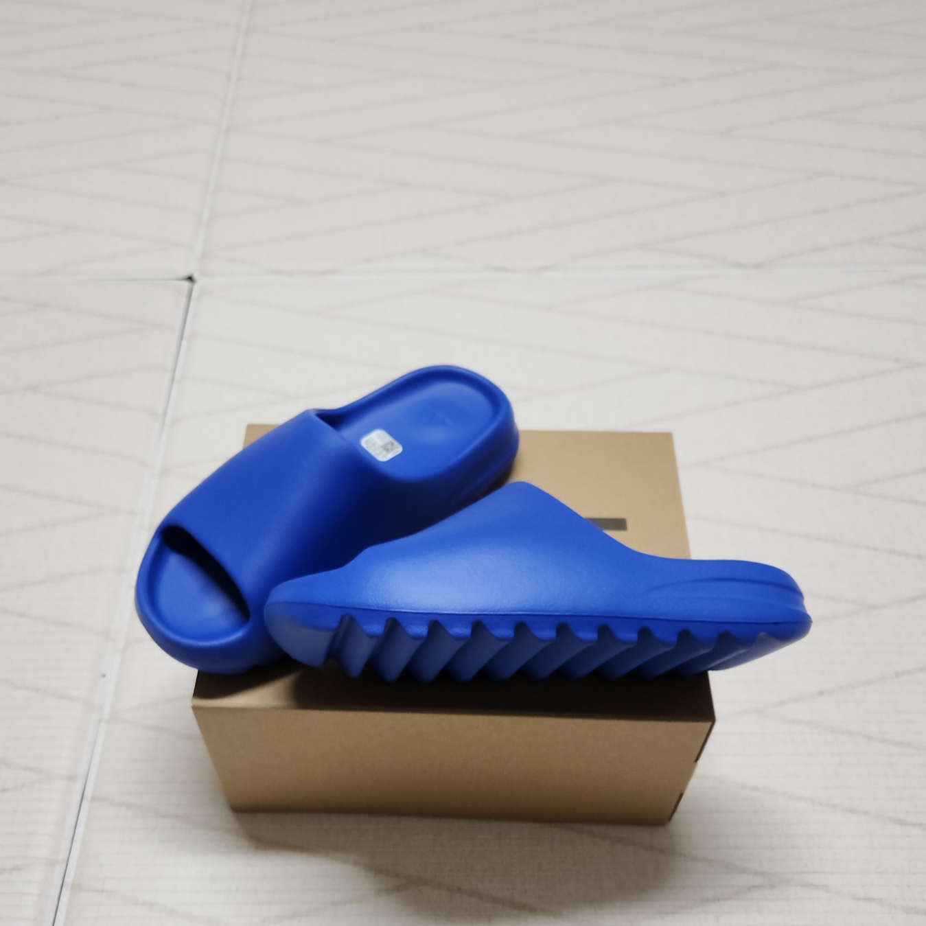 Adidas Yeezy Slide Azure 착용 스타일 - 2