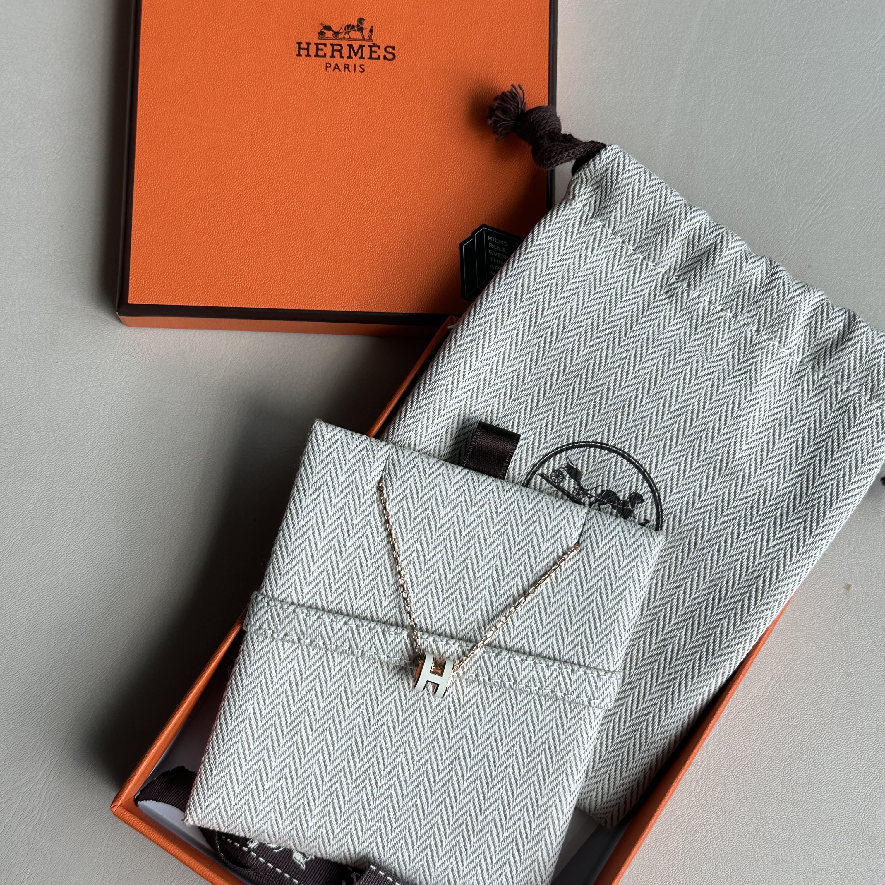 (W) Hermes Mini Pop H Pendant Rose Gold & Blanc 착용 스타일 - 3
