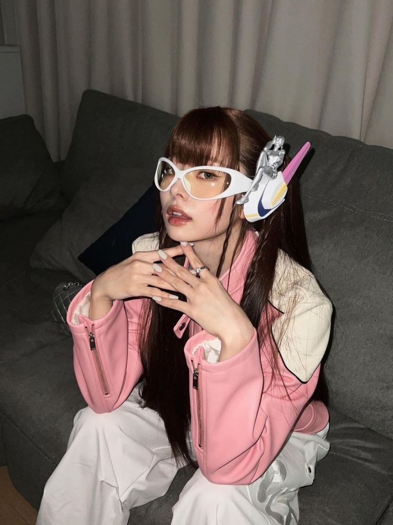 Gentle Monster x Overwatch 2 Tokki WP White, (W) Crocs Classic Platform Clog White 착용 스타일 - 4