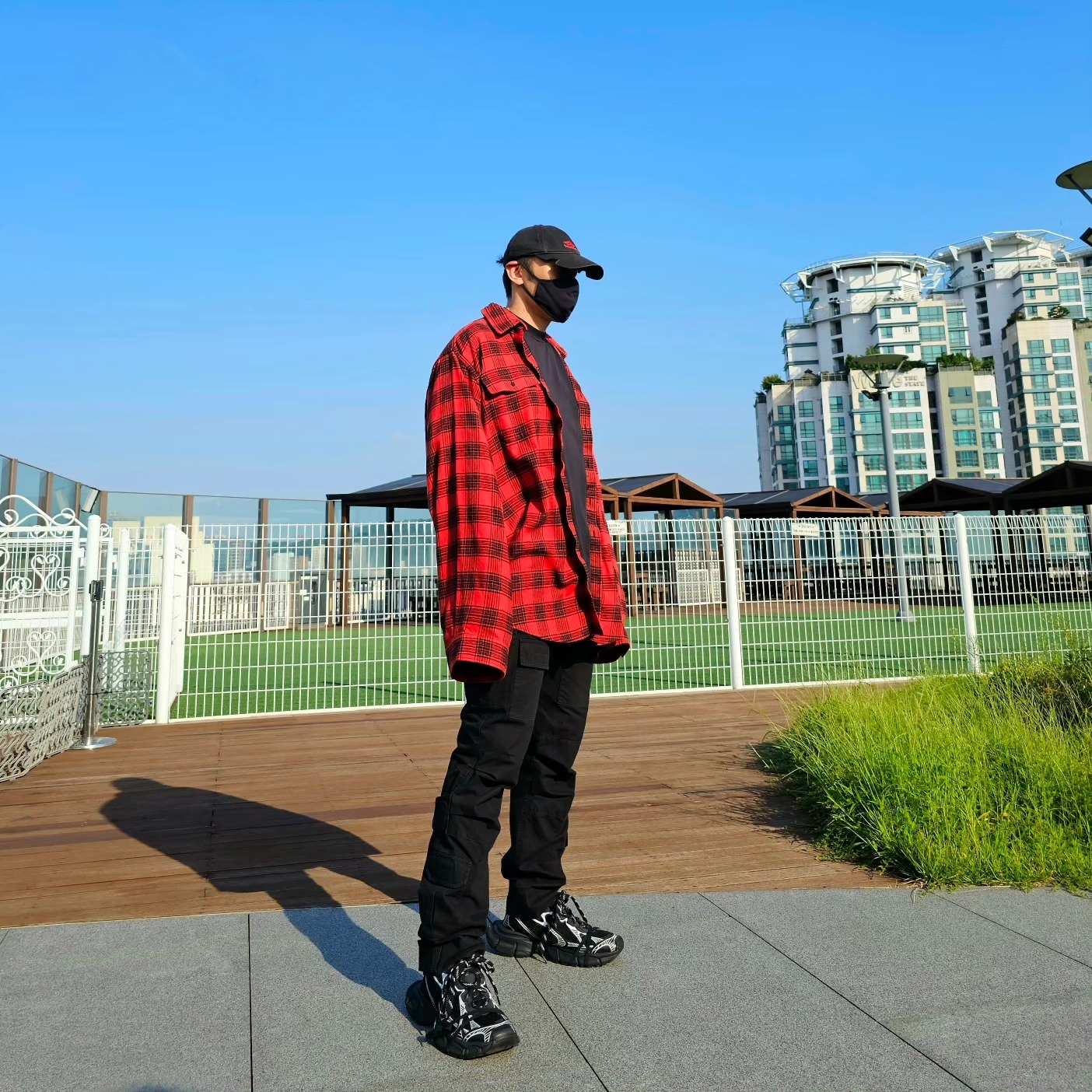 Balenciaga Trompe L'oeil Oversized Shirt Red, Balenciaga 3XL Sneakers Black White 착용 스타일 - 3