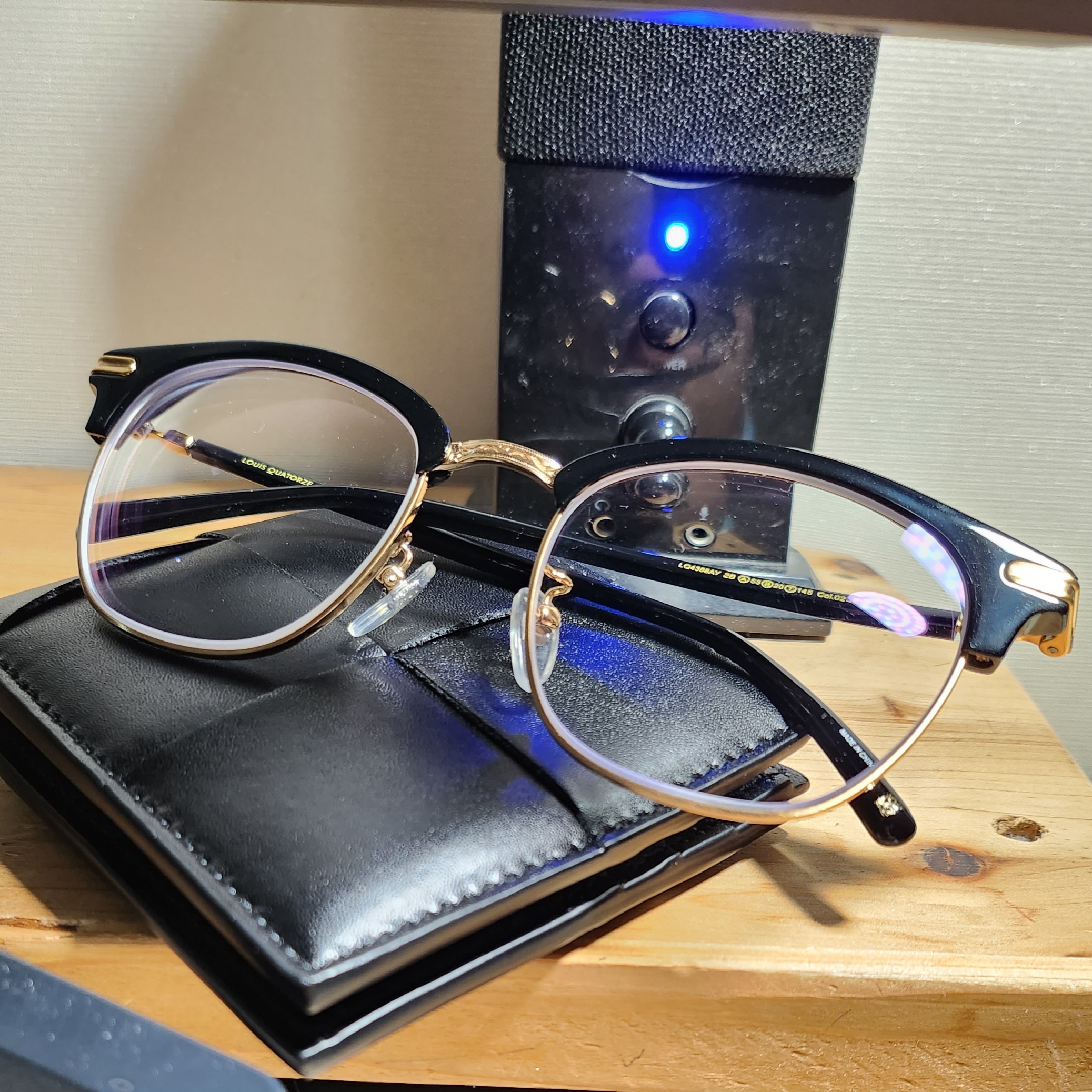 Bottega Veneta Bi-Fold Wallet Black 착용 스타일
