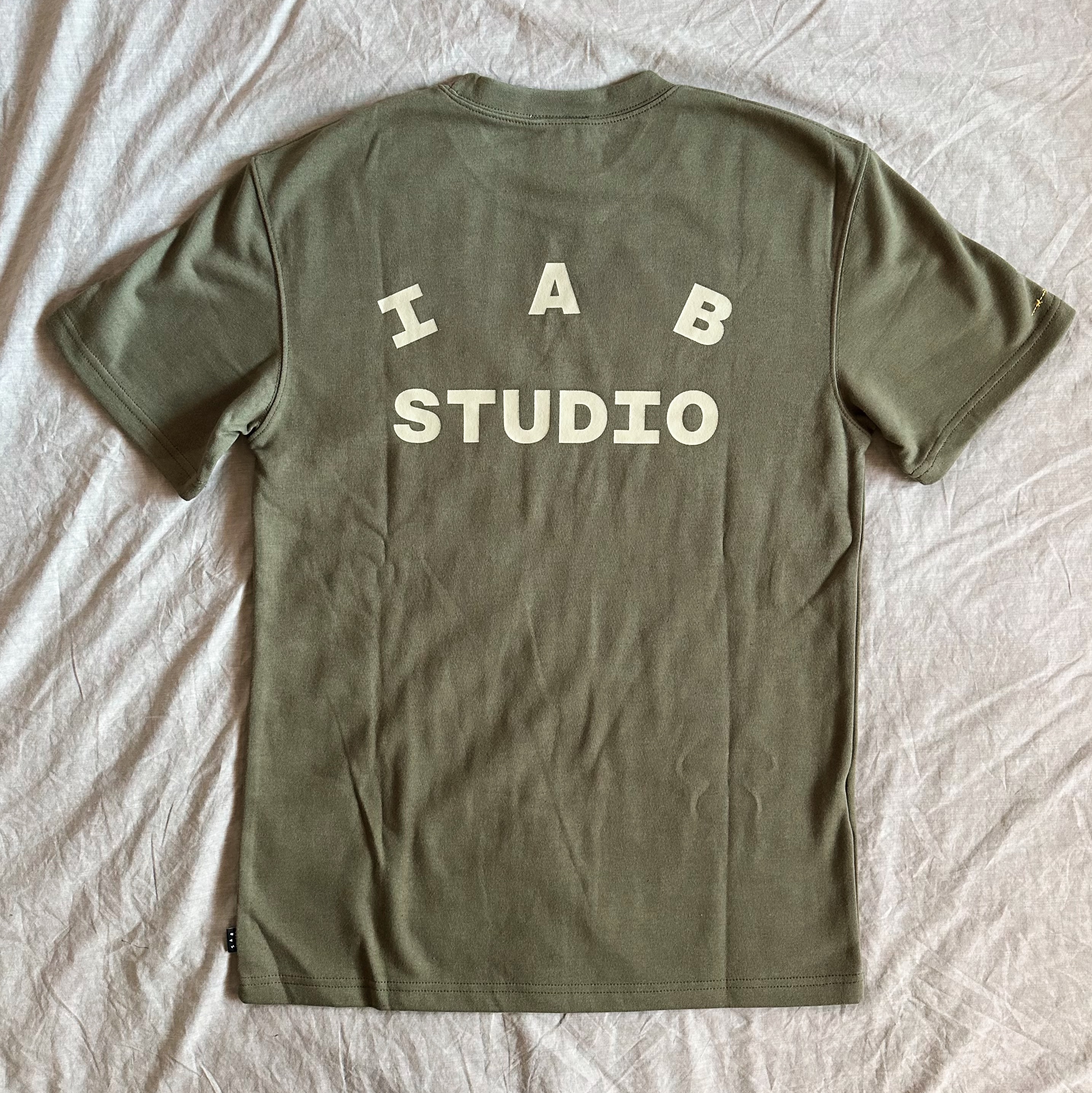 IAB Studio x D.P. T-Shirt Army Green 착용 스타일 - 1
