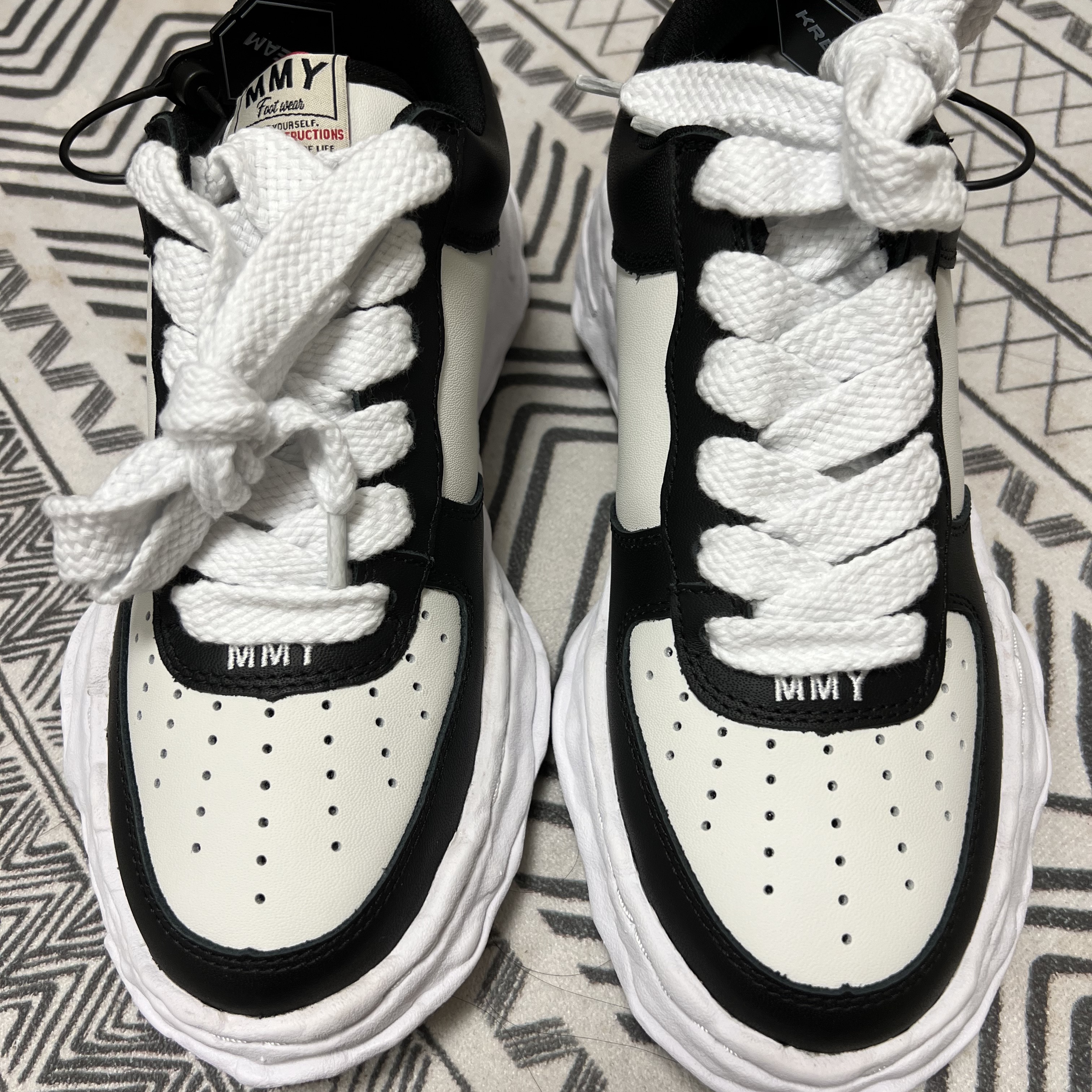 Maison Mihara Yasuhiro Wayne OG Sole Leather Low-top Sneakers Black White, Palace Missing EU T-Shirt White - 23SS 착용 스타일 - 1