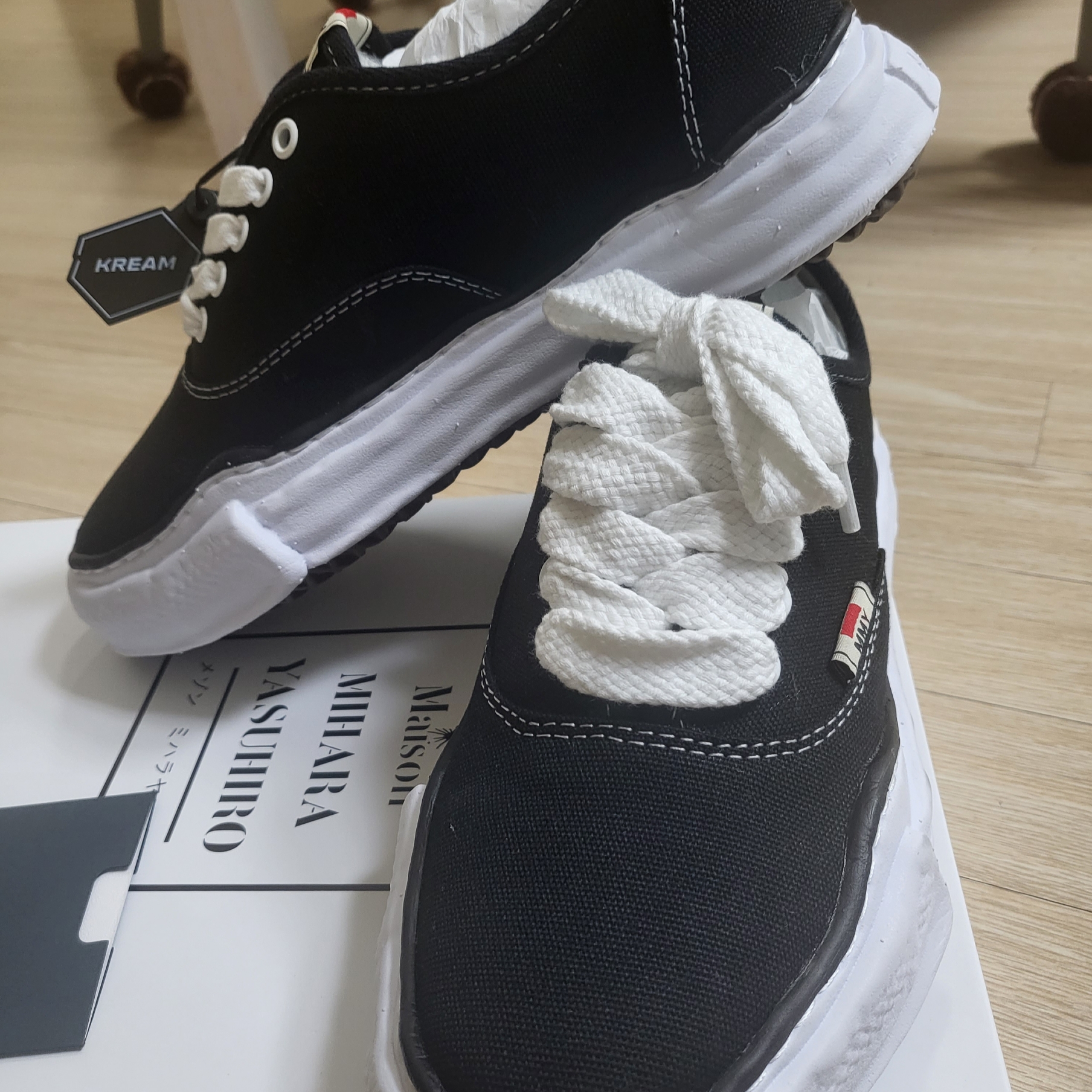Maison Mihara Yasuhiro Baker OG Sole Canvas Low Cut Sneakers Black 착용 스타일 - 1