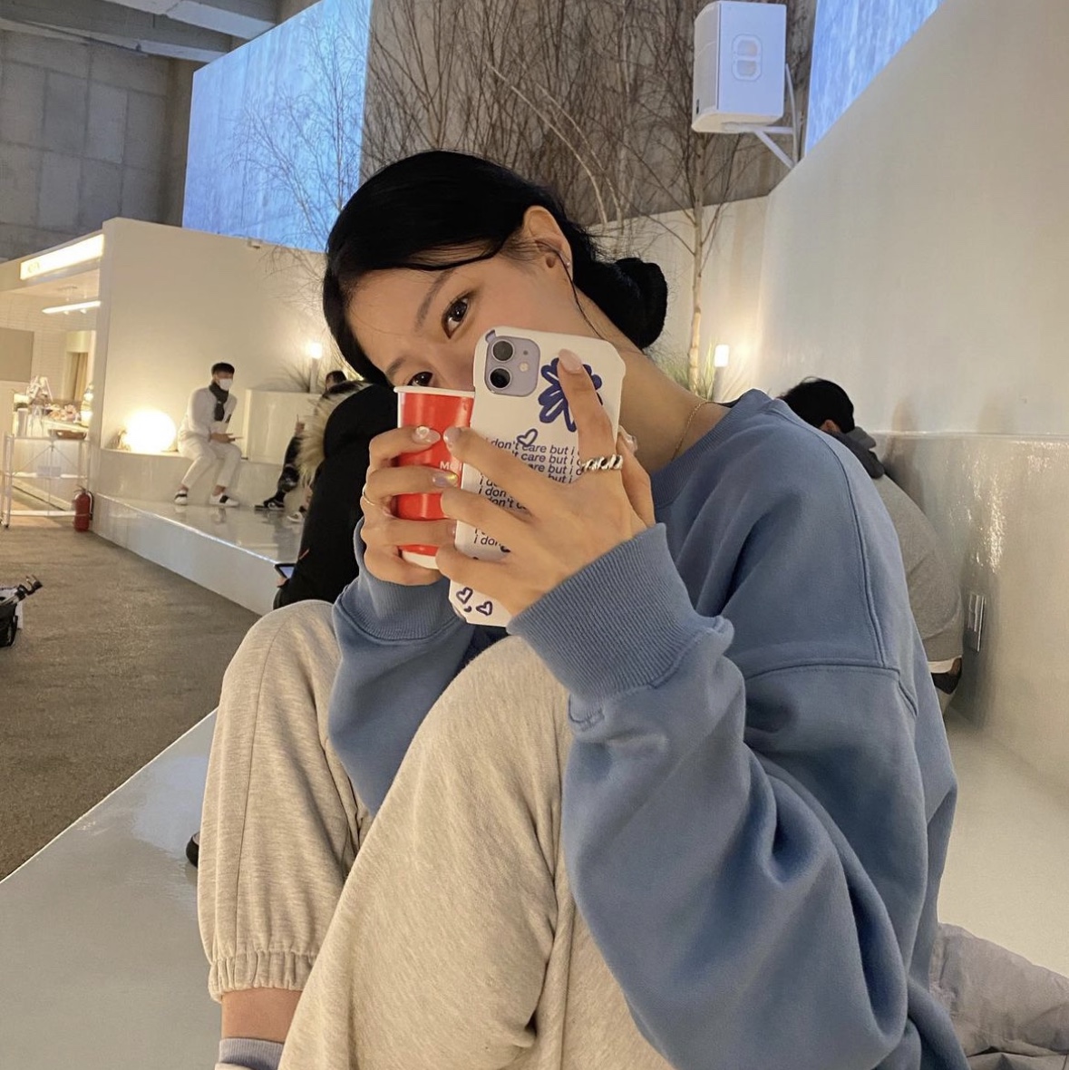 IAB Studio Crewneck Sky Blue 착용 스타일 - 1