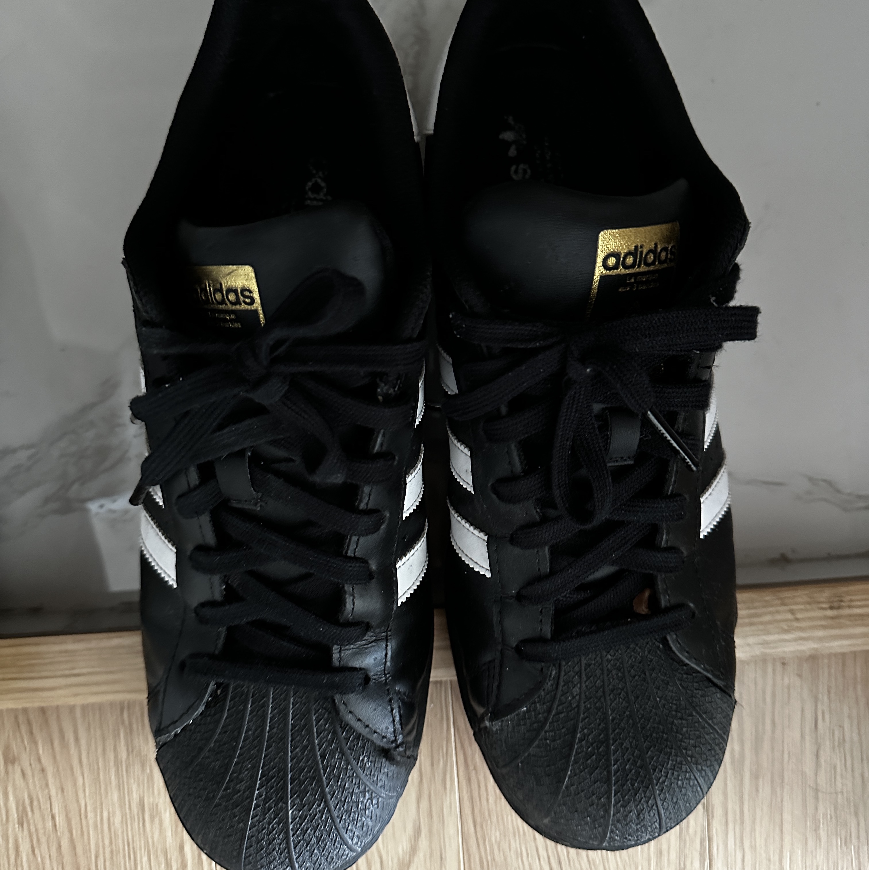 Adidas Superstar Core Black White 착용 스타일
