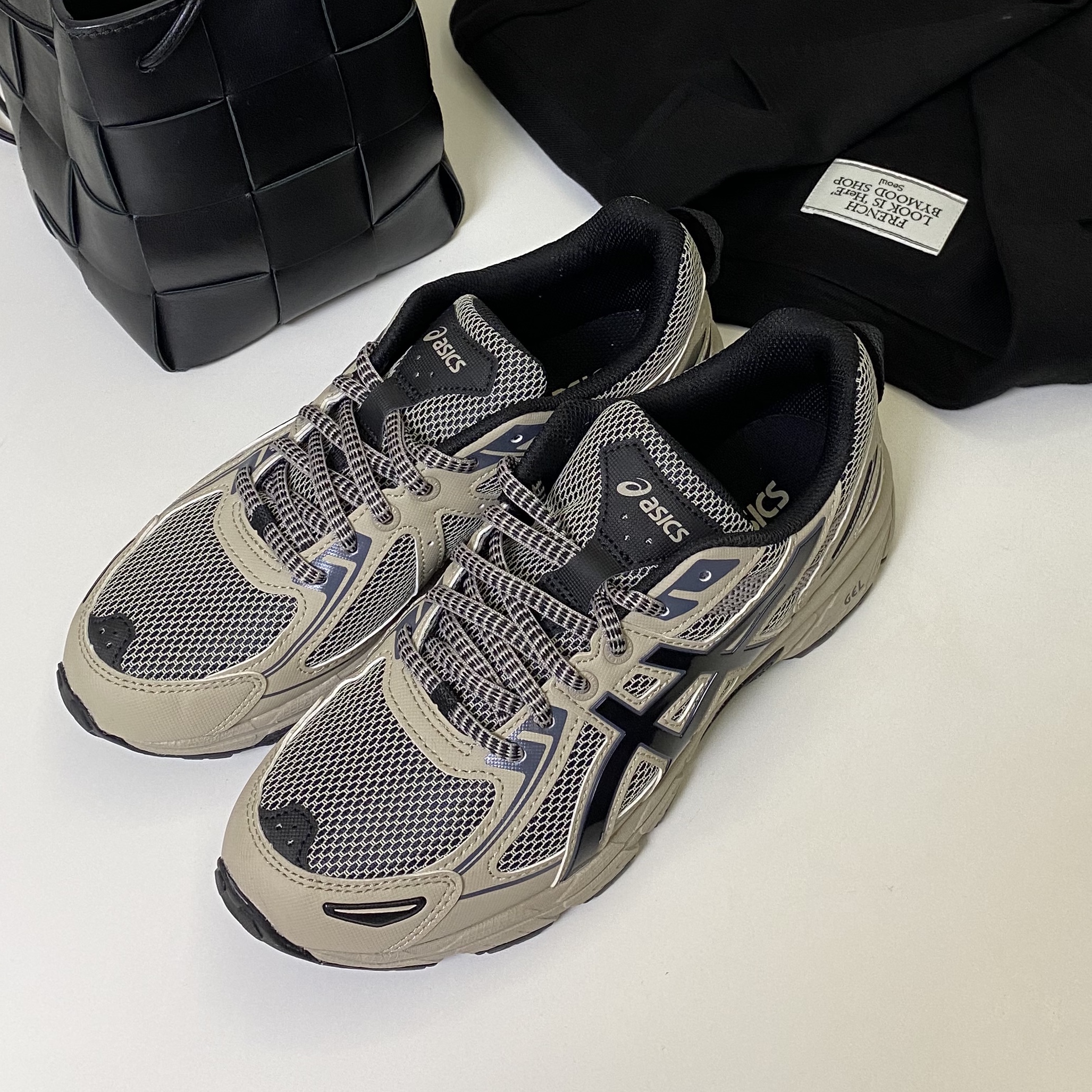 Asics Gel-Venture 6 Feather Grey Black 착용 스타일