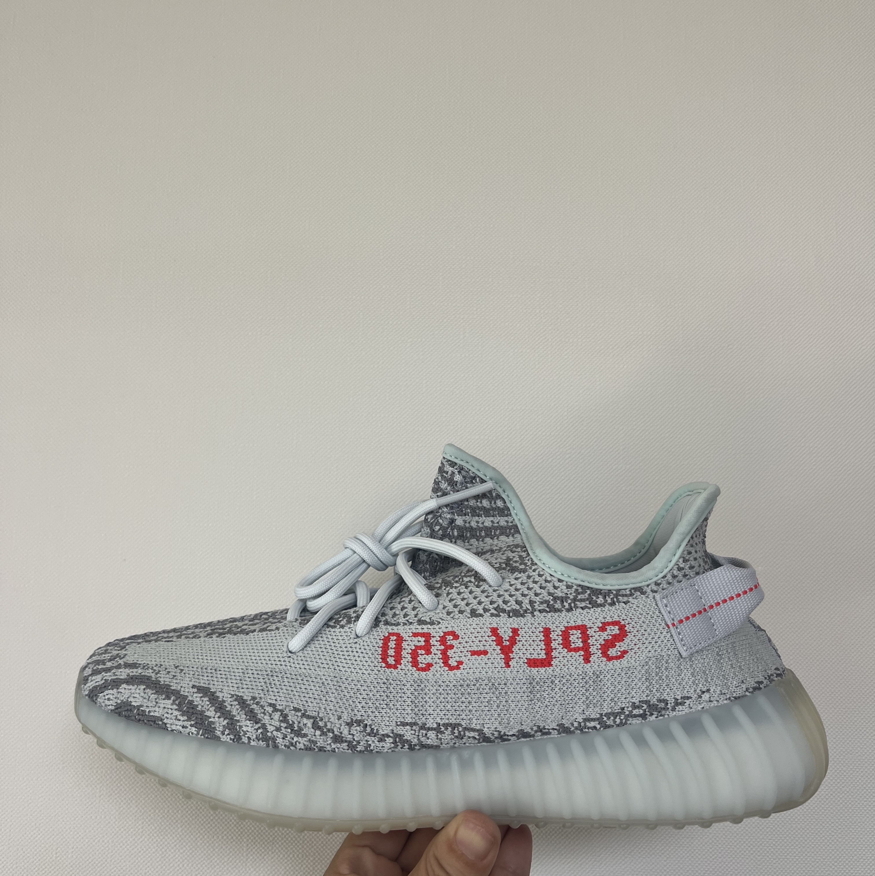 Adidas Yeezy Boost 350 V2 Blue Tint 2021/2022/2023 착용 스타일 - 1
