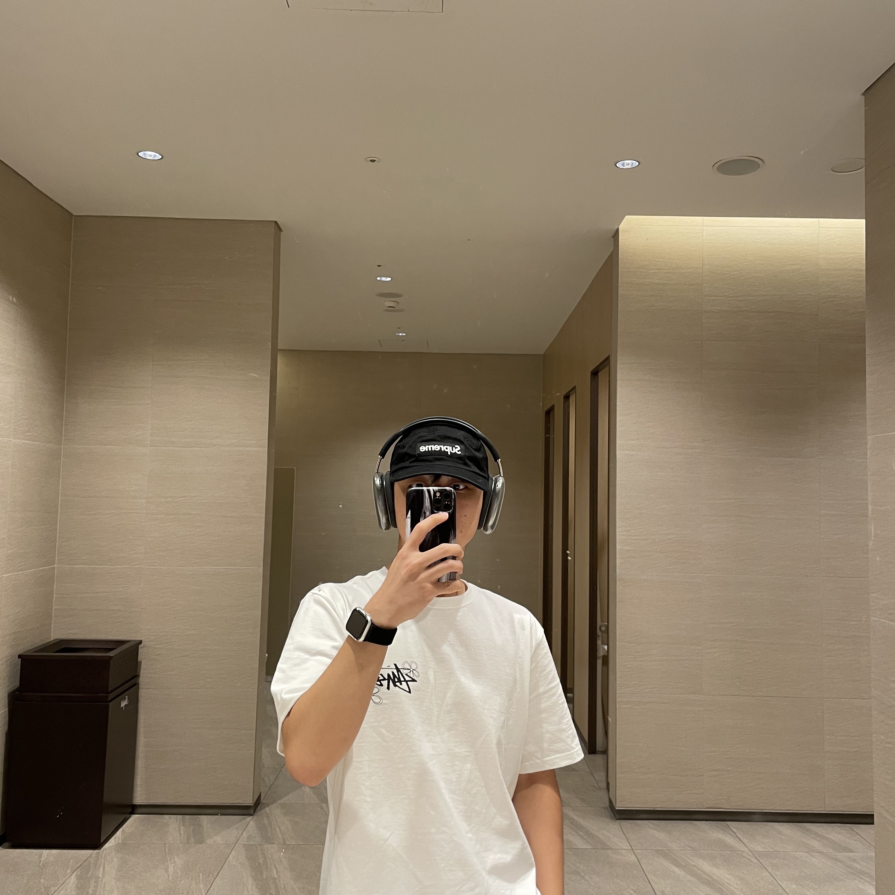 Supreme Washed Chino Twill Camp Cap Black, Stussy Summer LB T-Shirt White 착용 스타일